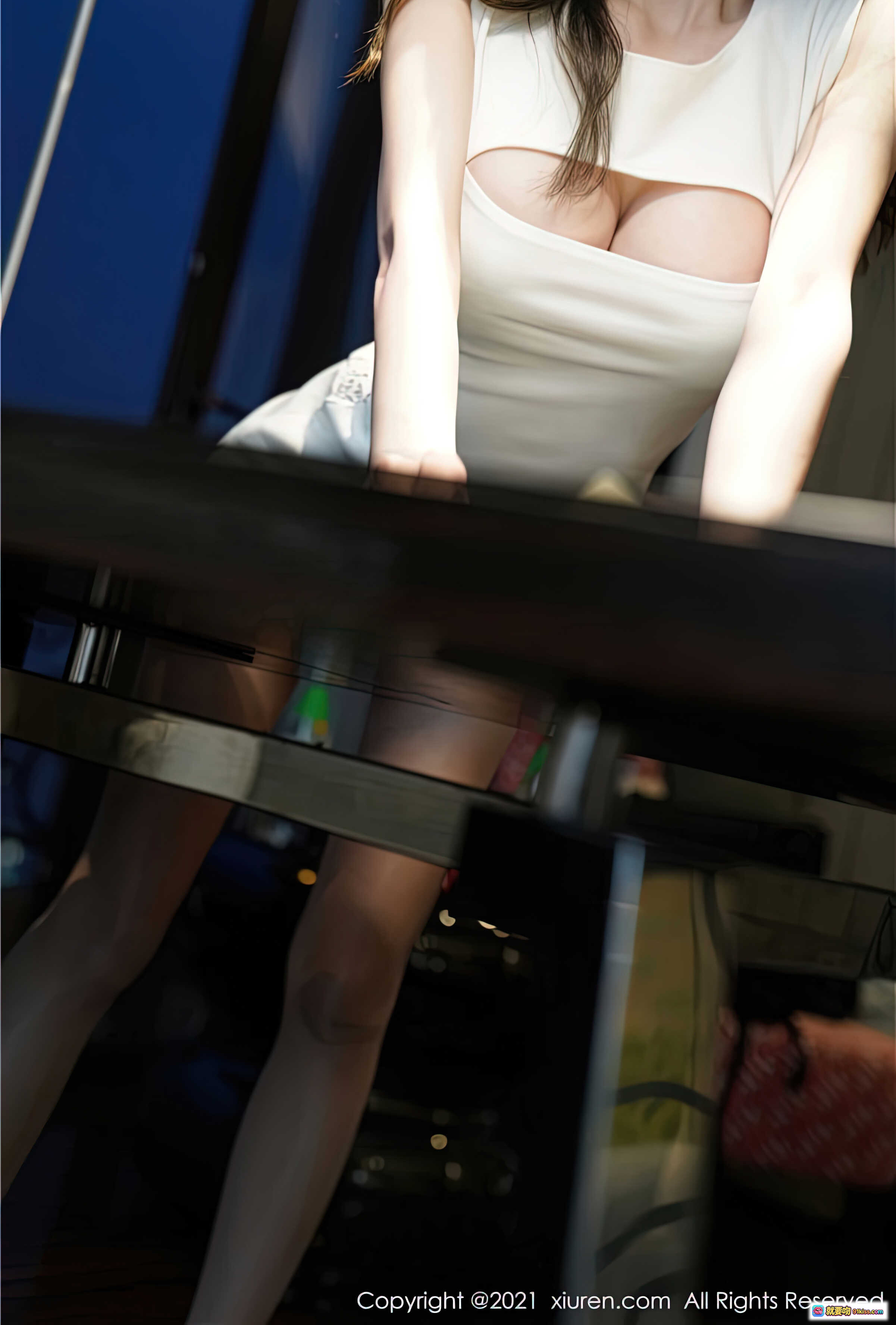 图片[7] - 周于希Sandy优雅白裙写真｜高跟美腿室内夜景氛围感大片｜XiuRen秀人网No.3576高清图集 - 就要吻