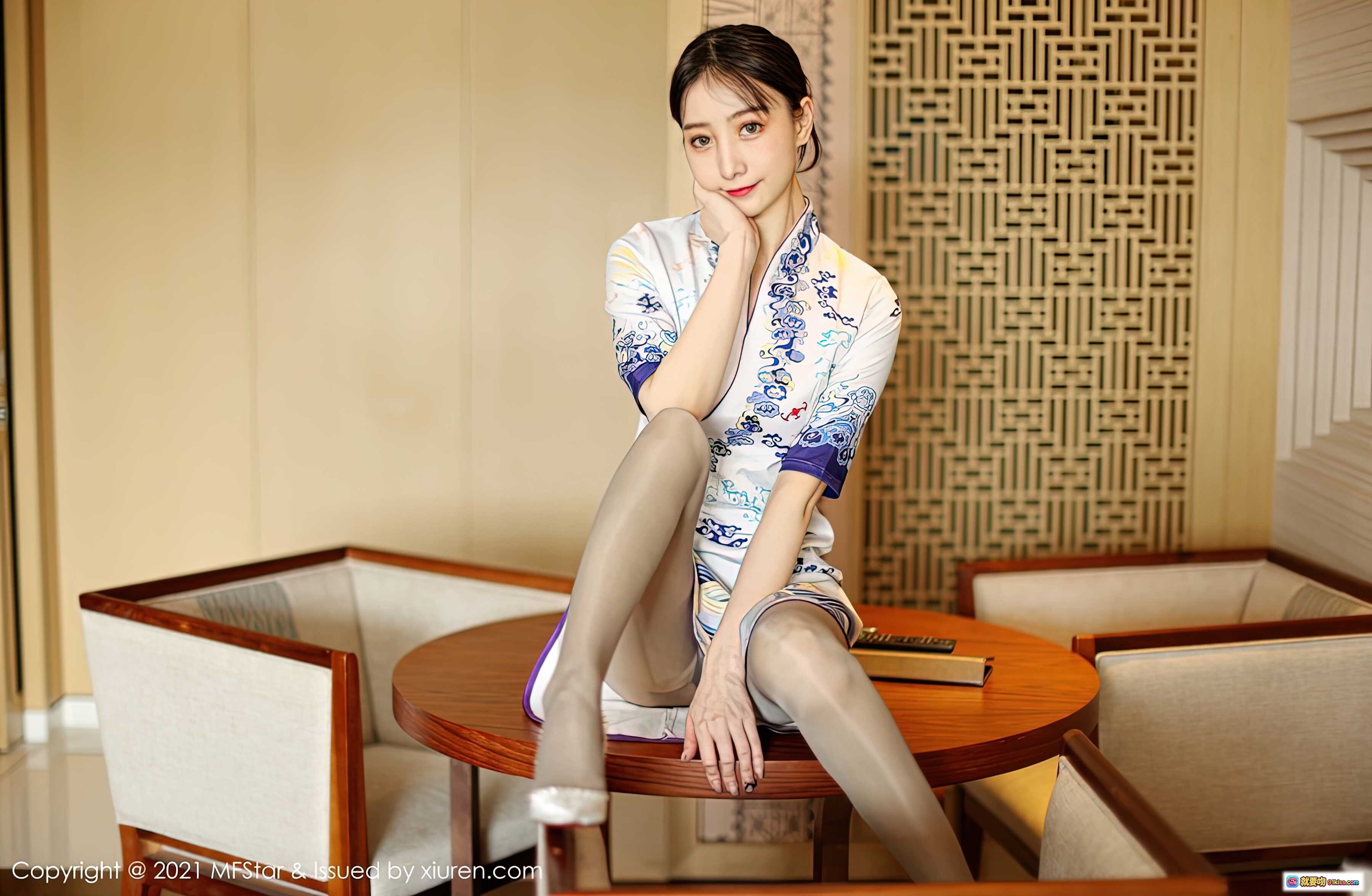 水水er青花瓷旗袍写真 | 丝袜美腿优雅坐姿 | MFStar模范学院Vol.490高清图集 - 就要吻