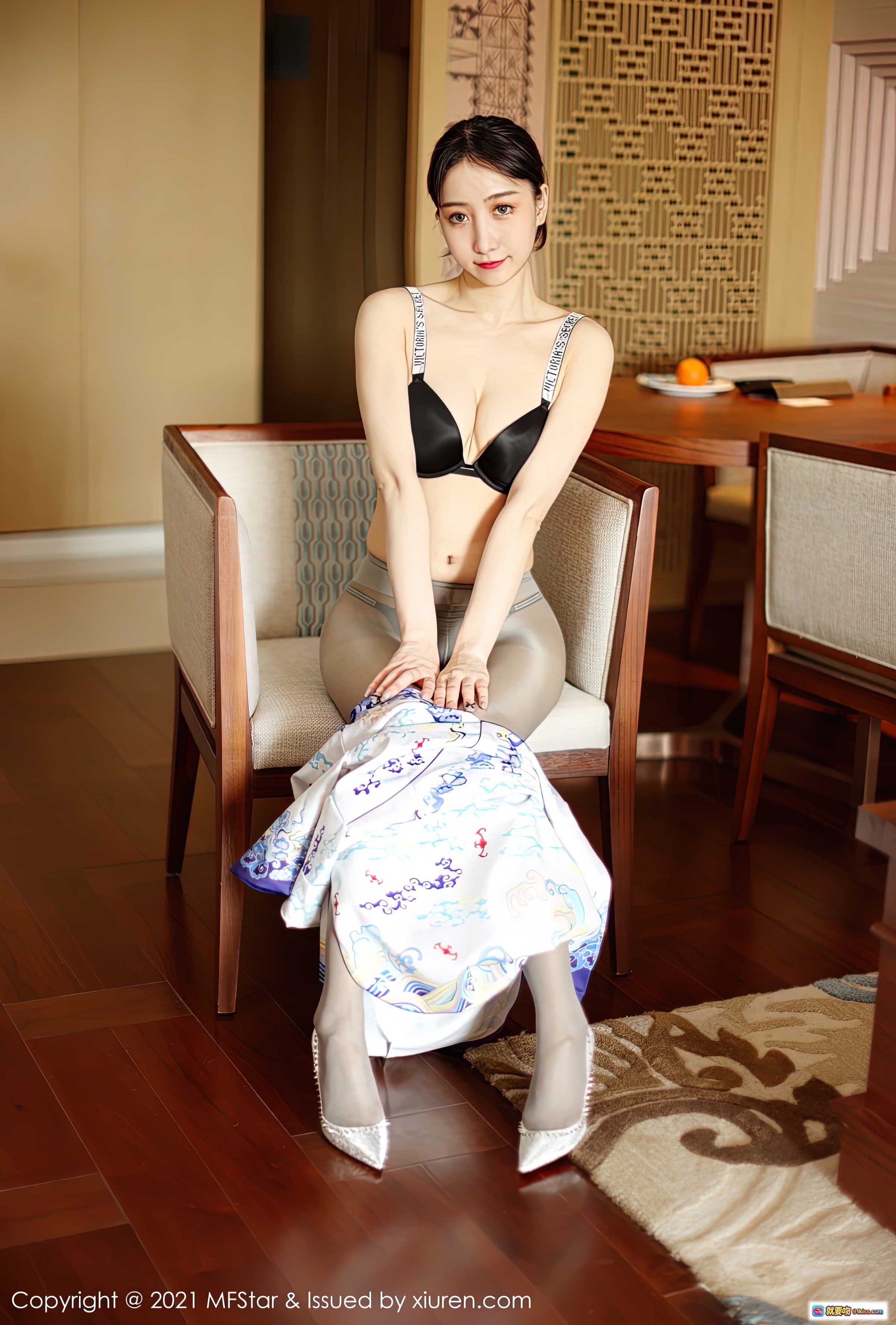 图片[5] - 水水er青花瓷旗袍写真 | 丝袜美腿优雅坐姿 | MFStar模范学院Vol.490高清图集 - 就要吻