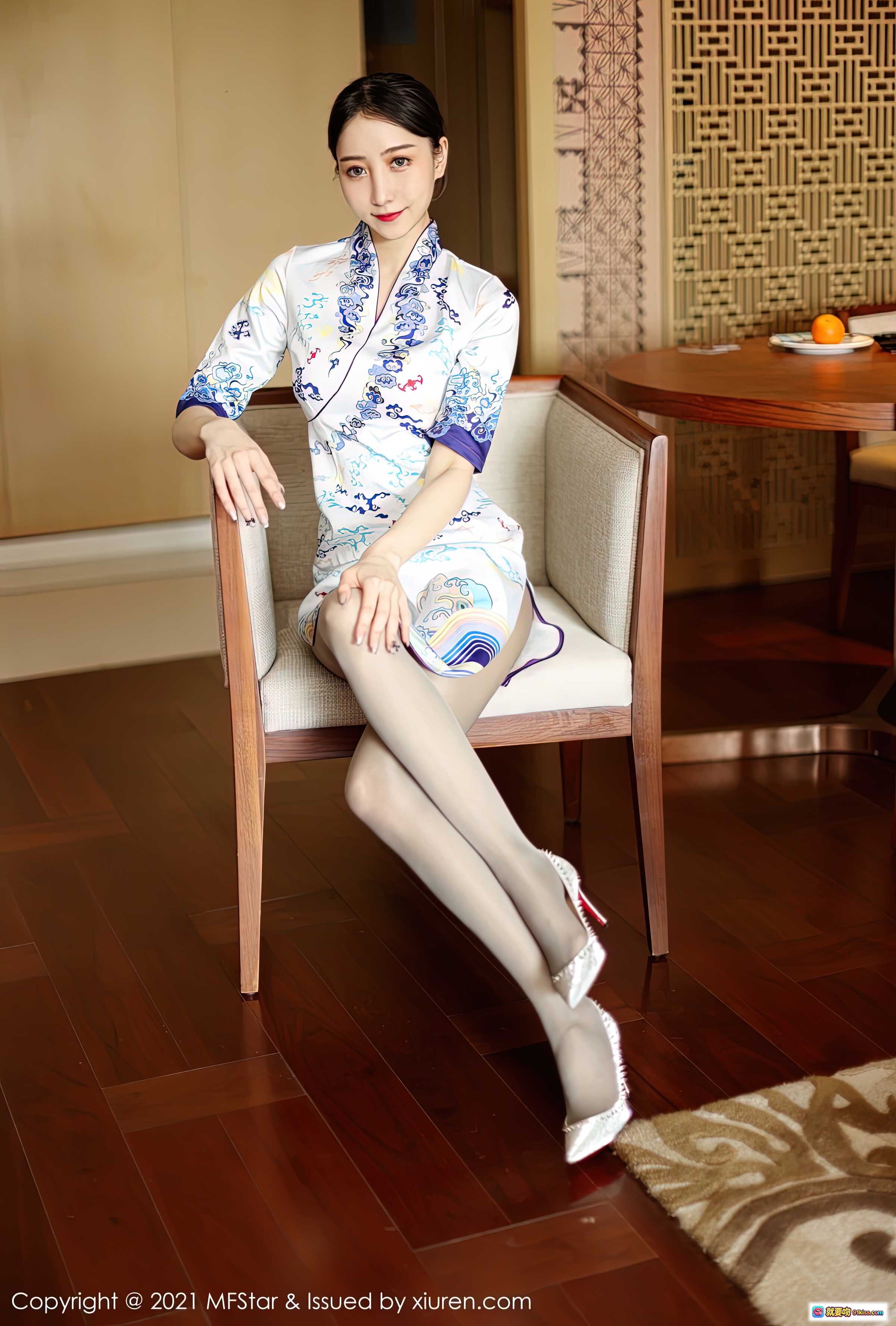 图片[3] - 水水er青花瓷旗袍写真 | 丝袜美腿优雅坐姿 | MFStar模范学院Vol.490高清图集 - 就要吻