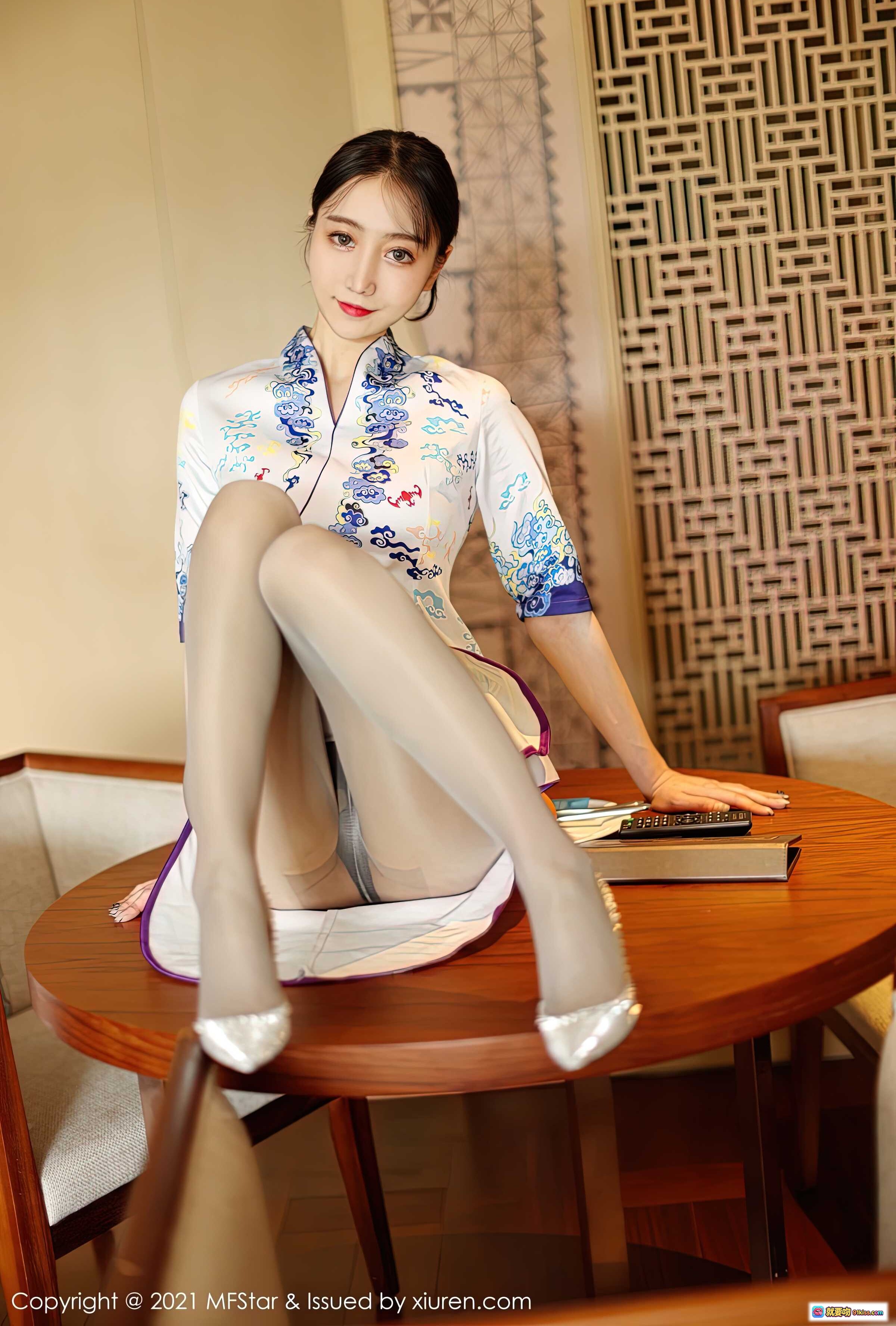 图片[7] - 水水er青花瓷旗袍写真 | 丝袜美腿优雅坐姿 | MFStar模范学院Vol.490高清图集 - 就要吻