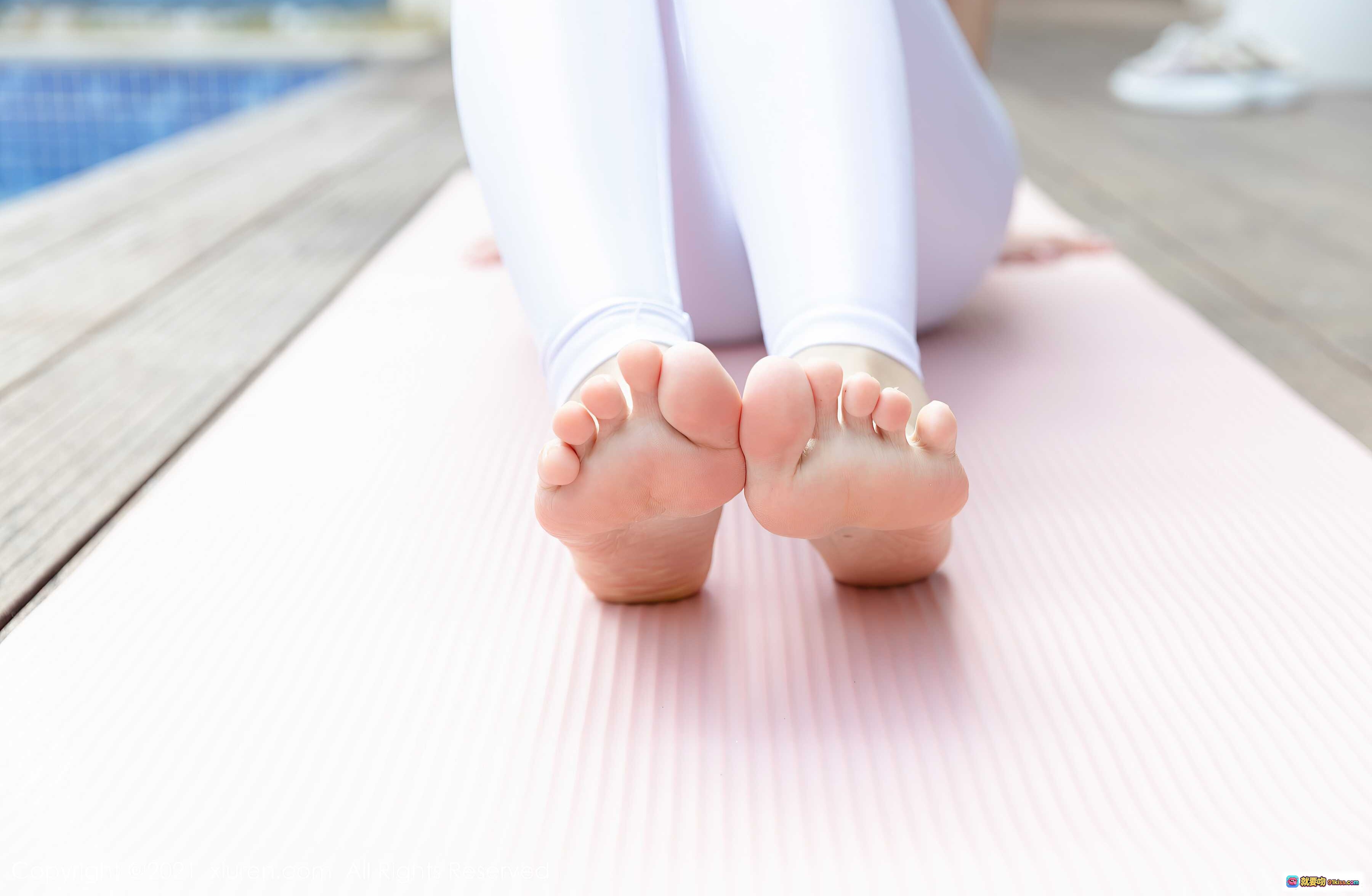 图片[7] - 朱可儿Flower赤足瑜伽垫特写 粉色条纹背景 白色紧身裤 脚趾自然舒展 清新柔美风格 2021.06.09 No.3526 - 就要吻