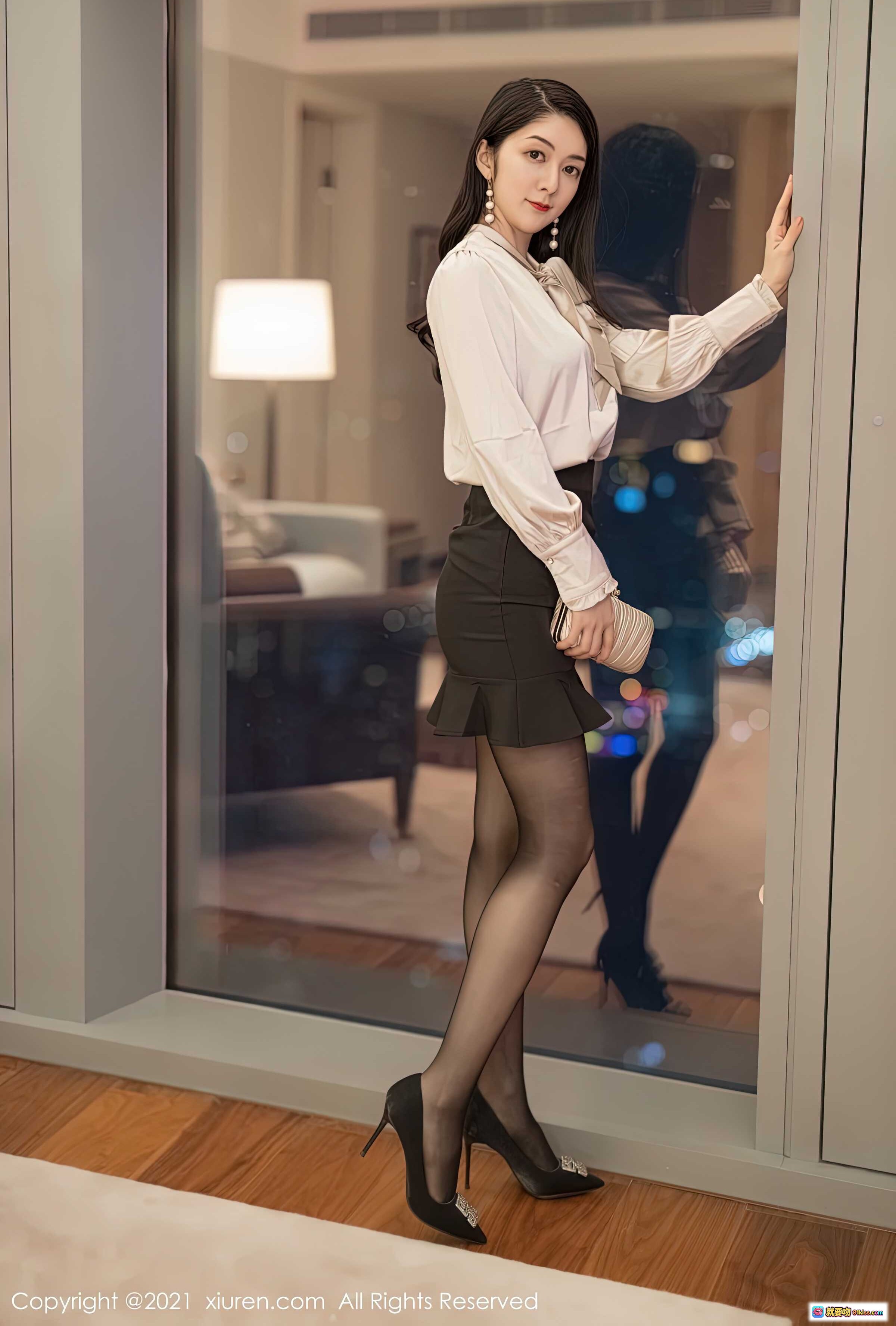 图片[1] - Angela优雅职场风写真 | 白衬衫黑短裙丝袜高跟鞋 | 室内窗边性感美腿造型 | XiuRen秀人网2021.06.01 No.3488 - 就要吻