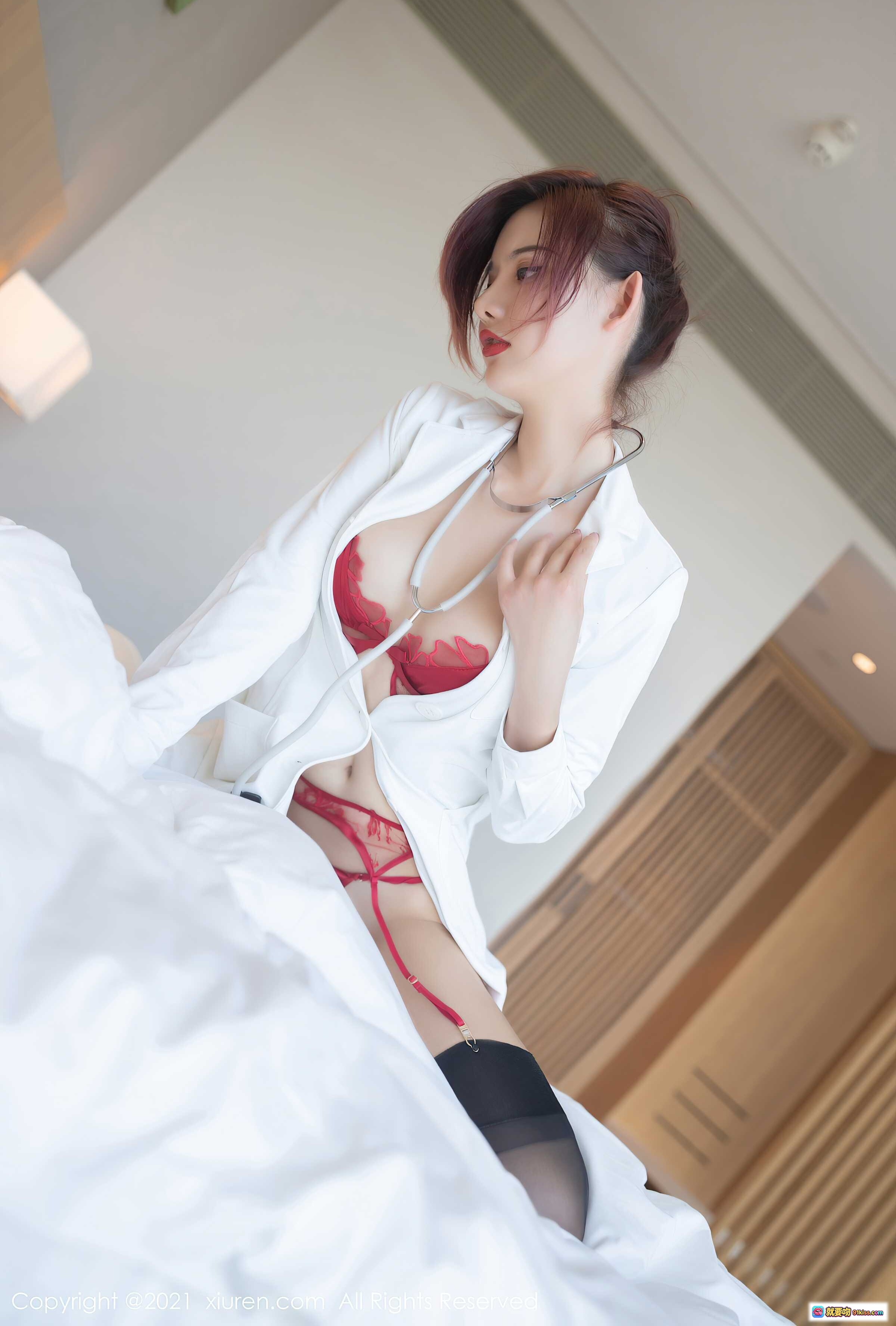 图片[1] - 阿朱性感医生写真 | 红色蕾丝内衣+白大褂+听诊器+黑丝美腿 | XiuRen秀人网No.3514高清图集 - 就要吻