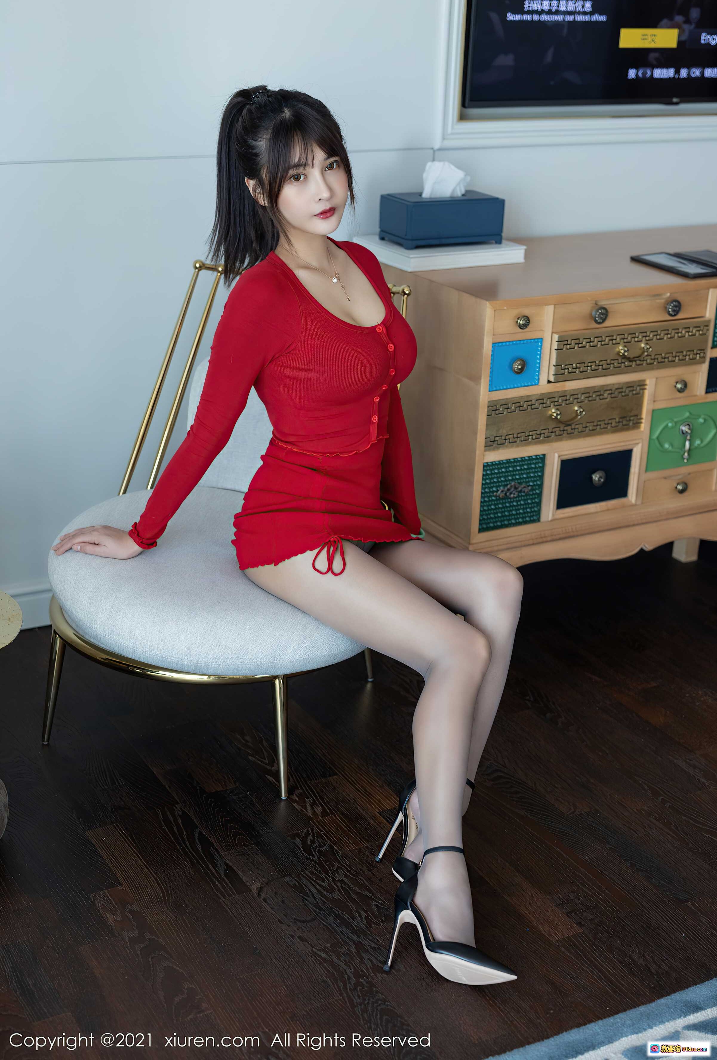 图片[10] - 萌奈子红裙写真｜XiuRen秀人网No.3574｜性感长腿美少女｜蓝色绒沙发优雅坐姿｜2021年6月高清图集 - 就要吻