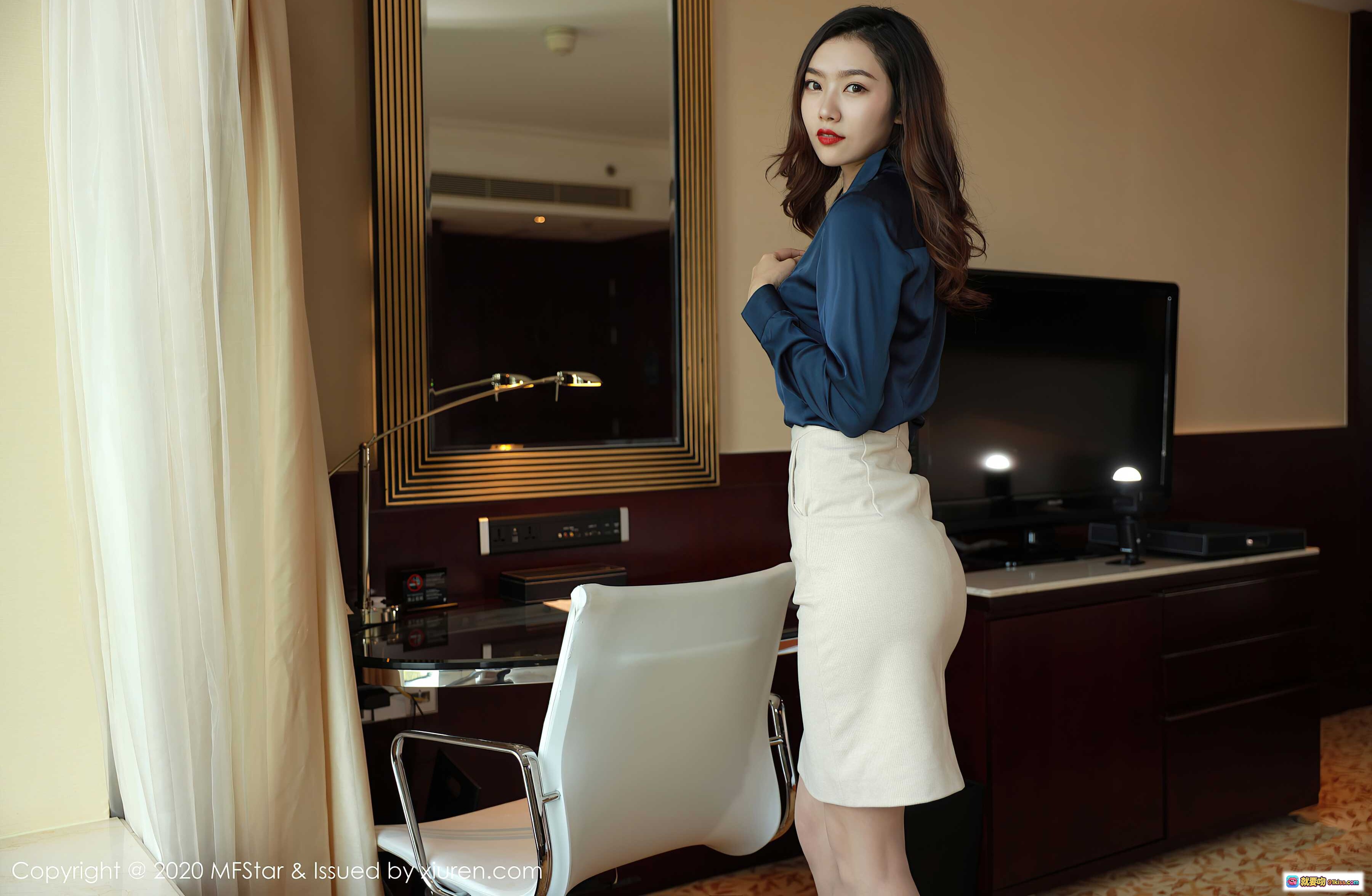 图片[1] - 方子萱MFStar模范学院2020.09.04 Vol.381 高清写真 优雅职场风 蓝衬衫白裙 室内镜前美拍 71P639MB - 就要吻