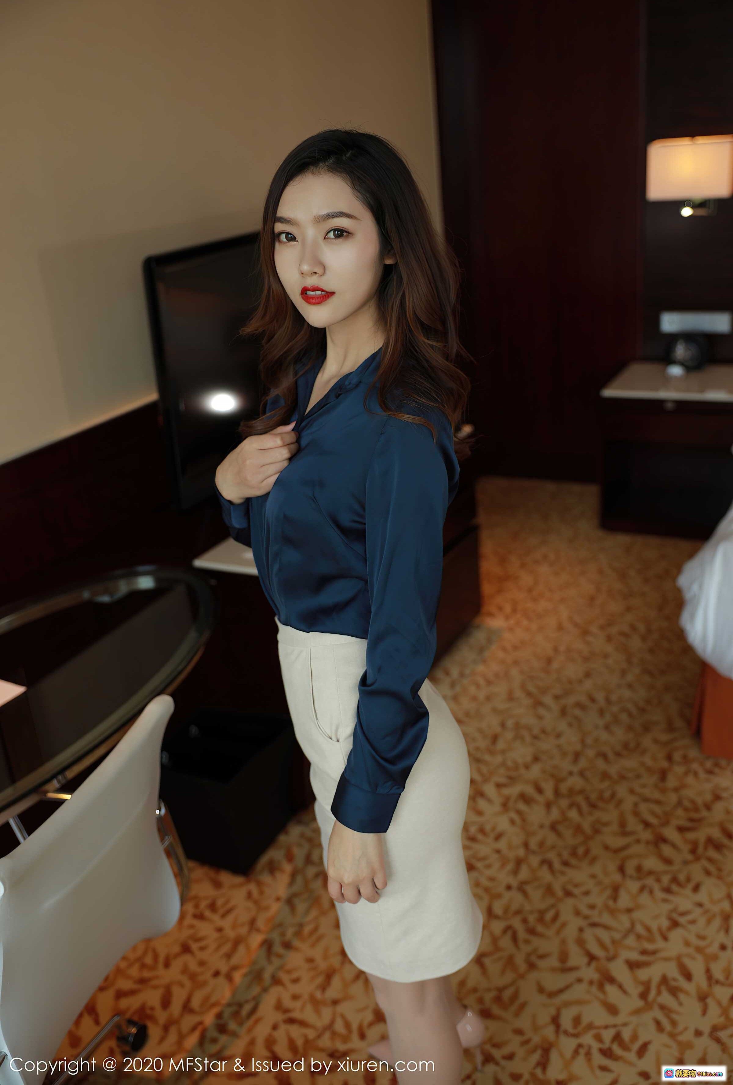 图片[9] - 方子萱MFStar模范学院2020.09.04 Vol.381 高清写真 优雅职场风 蓝衬衫白裙 室内镜前美拍 71P639MB - 就要吻