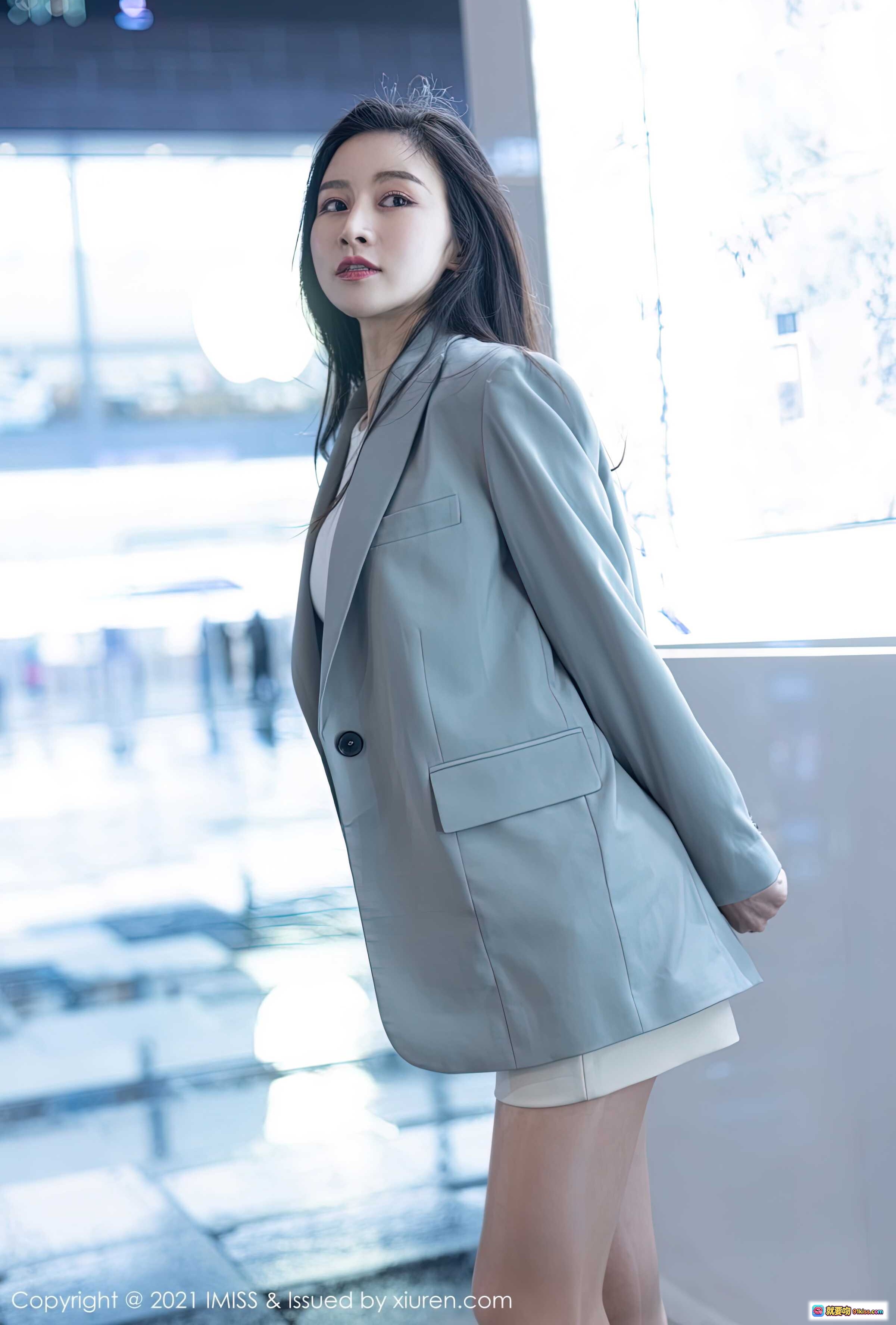 图片[8] - IMiss 2021.07.05 Vol.610 Vanessa 灰色西装外套+白色短裤+高跟鞋 优雅职场风写真 美腿长发女神 清新自然光窗边拍摄 - 就要吻