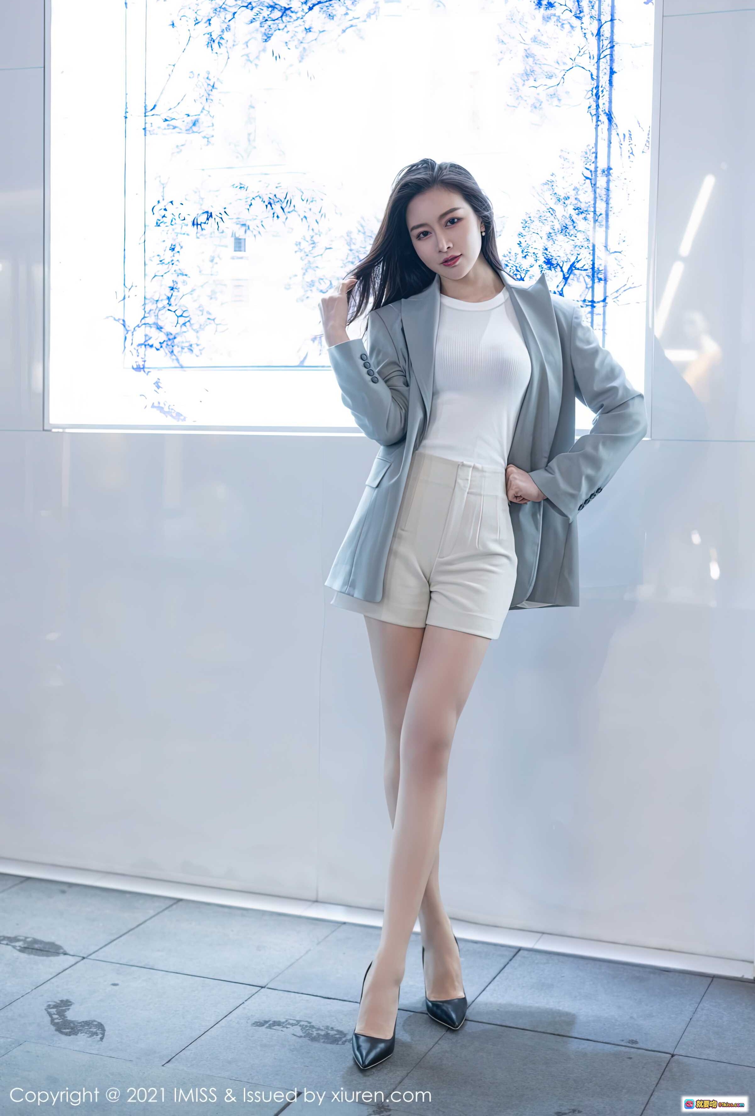 图片[1] - IMiss 2021.07.05 Vol.610 Vanessa 灰色西装外套+白色短裤+高跟鞋 优雅职场风写真 美腿长发女神 清新自然光窗边拍摄 - 就要吻