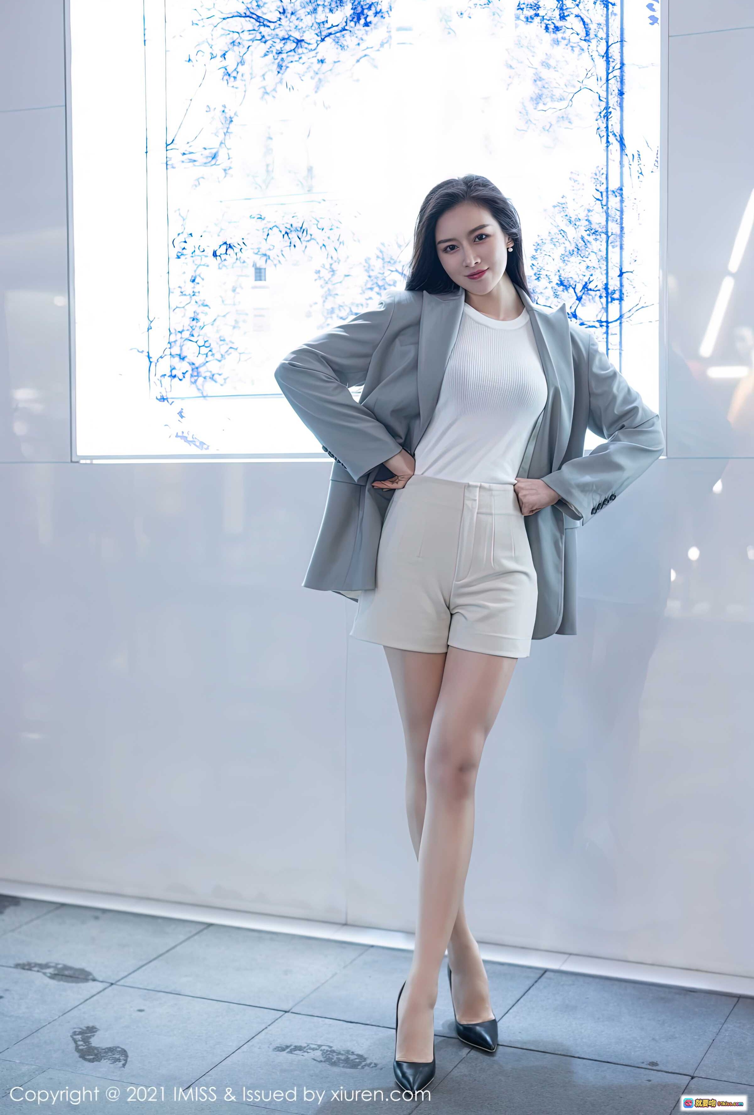 图片[7] - IMiss 2021.07.05 Vol.610 Vanessa 灰色西装外套+白色短裤+高跟鞋 优雅职场风写真 美腿长发女神 清新自然光窗边拍摄 - 就要吻