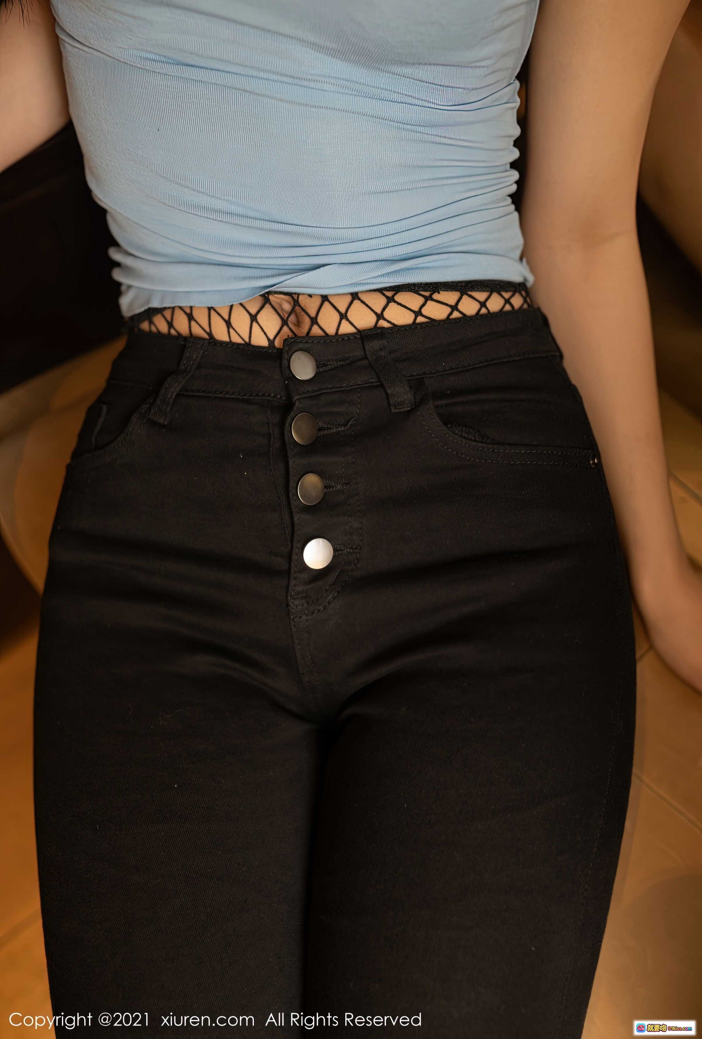 图片[1] - 陈小喵黑色高腰牛仔裤搭配浅蓝褶皱上衣 网格腰带显瘦造型 XiuRen秀人网2021.05.17 No.3421 - 就要吻