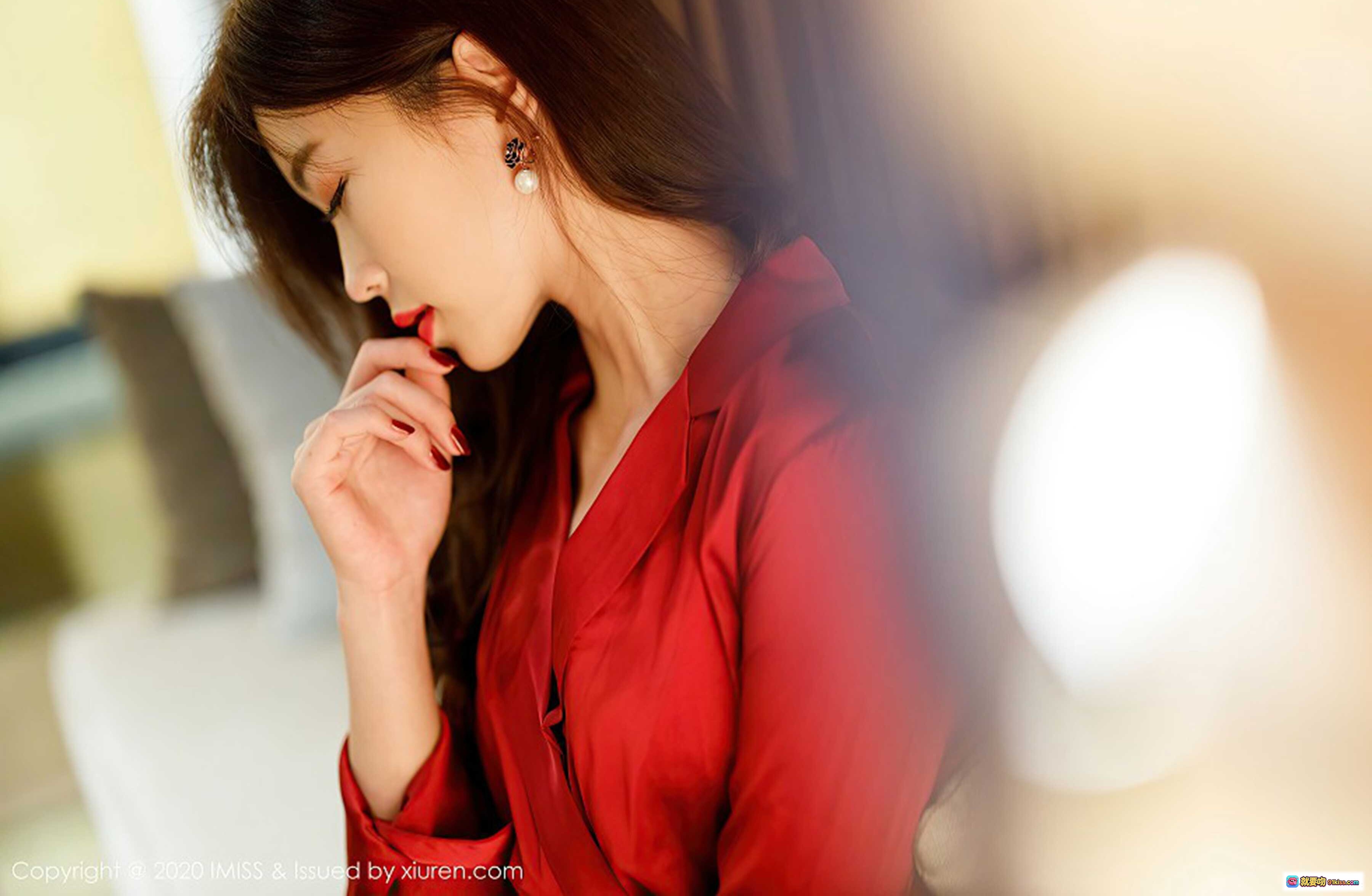 图片[1] - 杨紫嫣Cynthia红色丝质衬衫写真 | 优雅侧颜 | 珍珠耳饰 | 低眉浅笑 | 高清人像摄影 - 就要吻