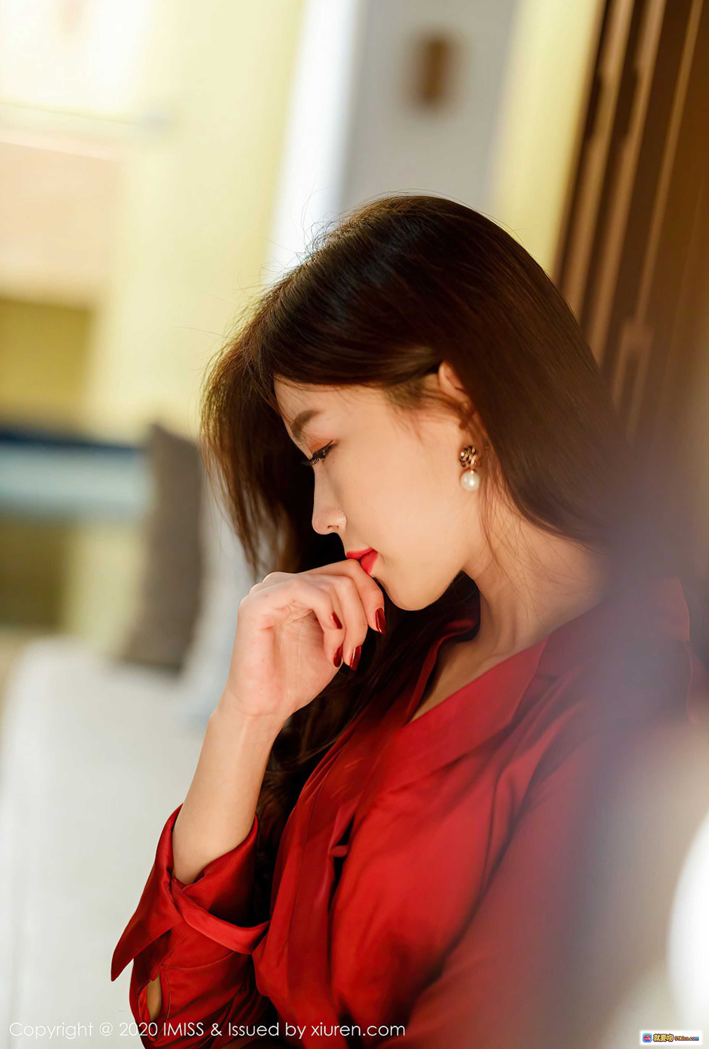 图片[8] - 杨紫嫣Cynthia红色丝质衬衫写真 | 优雅侧颜 | 珍珠耳饰 | 低眉浅笑 | 高清人像摄影 - 就要吻