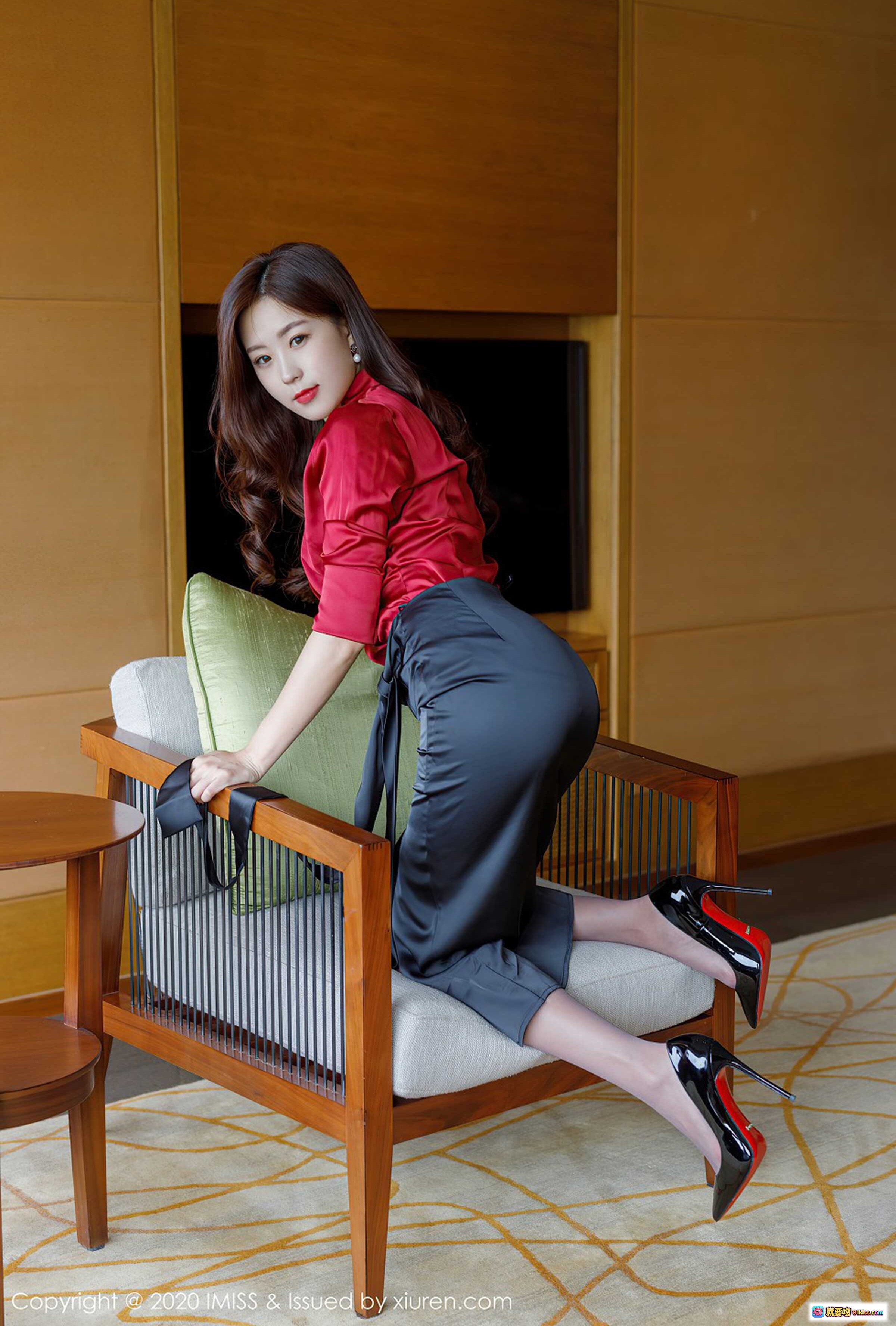 图片[3] - 杨紫嫣Cynthia红色丝质衬衫写真 | 优雅侧颜 | 珍珠耳饰 | 低眉浅笑 | 高清人像摄影 - 就要吻