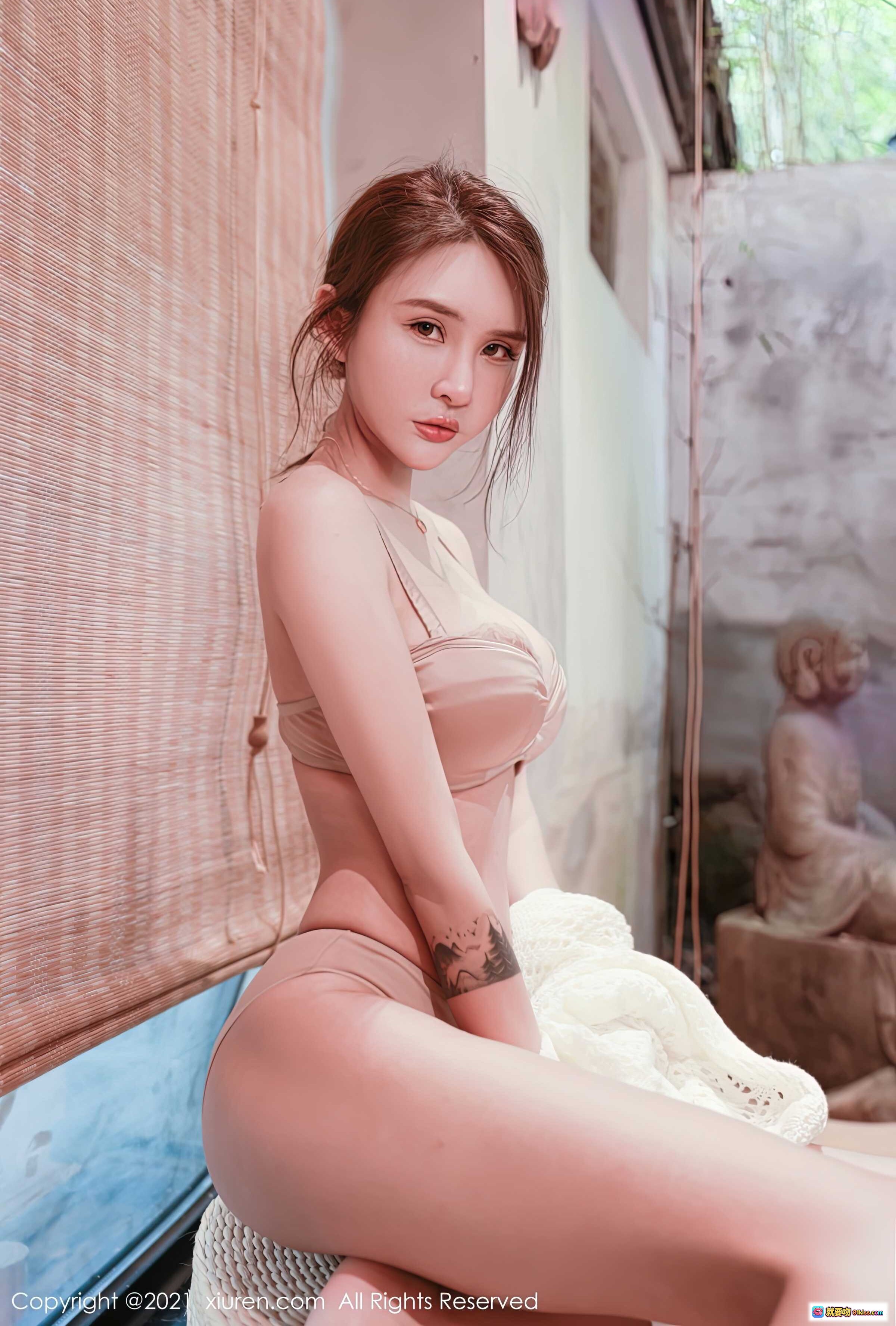 图片[5] - Emily尹菲性感写真｜XiuRen秀人网No.3530｜蕾丝透视上衣+裸色内衣｜优雅坐姿私房美图 - 就要吻