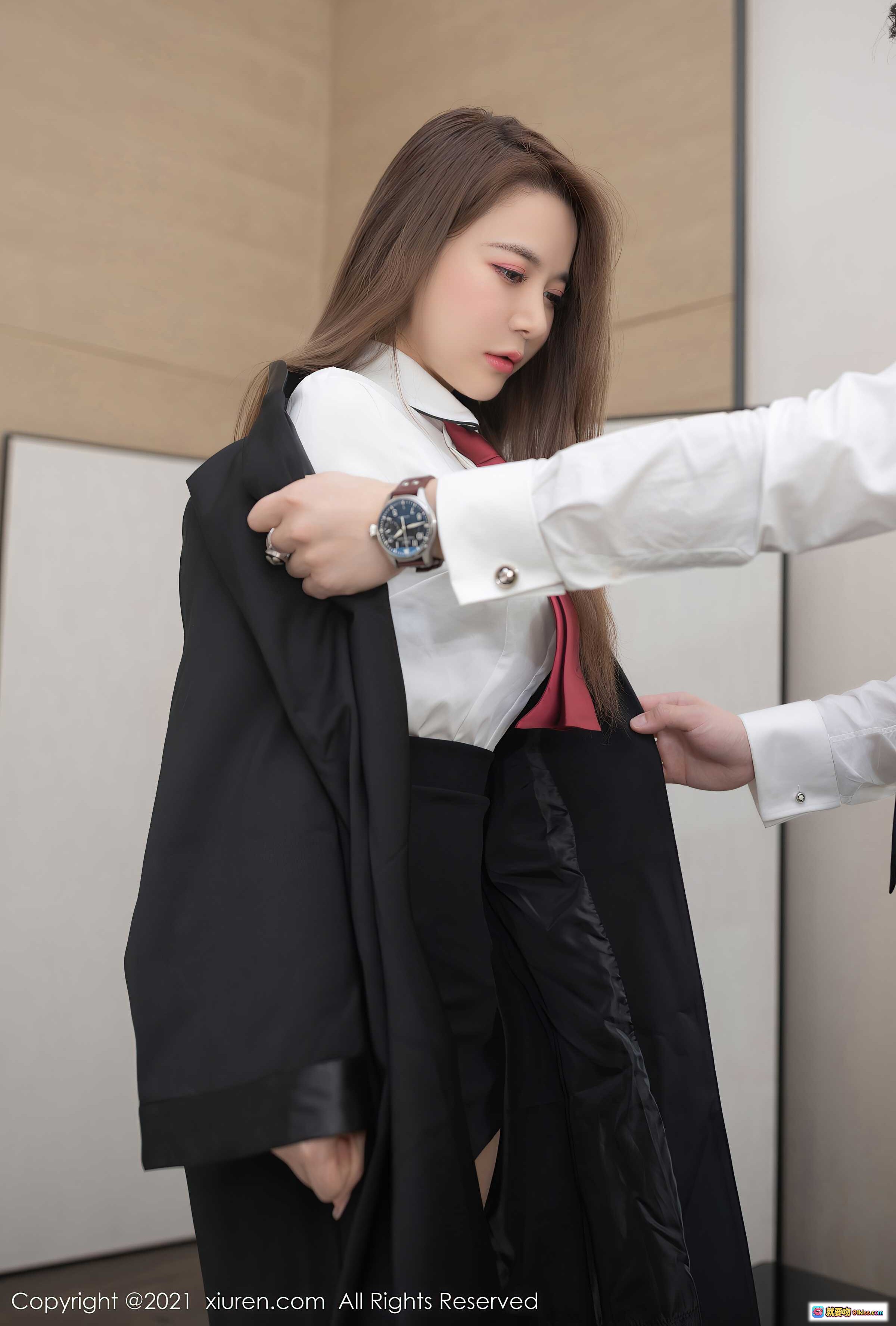 图片[10] - 鱼子酱Fish律师造型写真｜黑袍白衬衫红领带｜手持文件夹与香烟｜职场御姐风｜Xiuren秀人网2021.04.23 NO.3339 - 就要吻