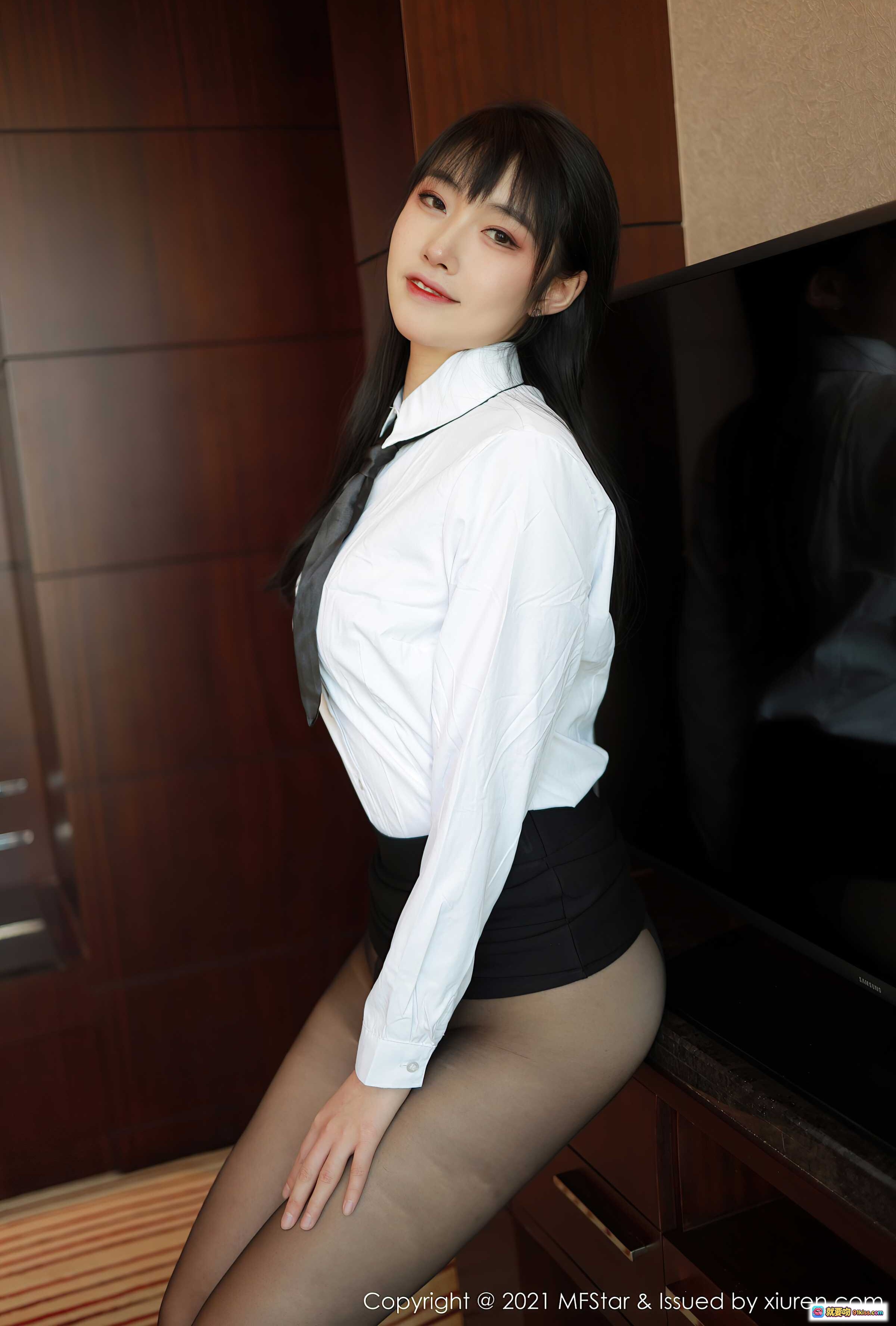 图片[1] - MFStar模范学院2021.01.28 VOL.449 锅包又you 白衬衫黑短裙丝袜美腿室内写真51P高清图集 - 就要吻