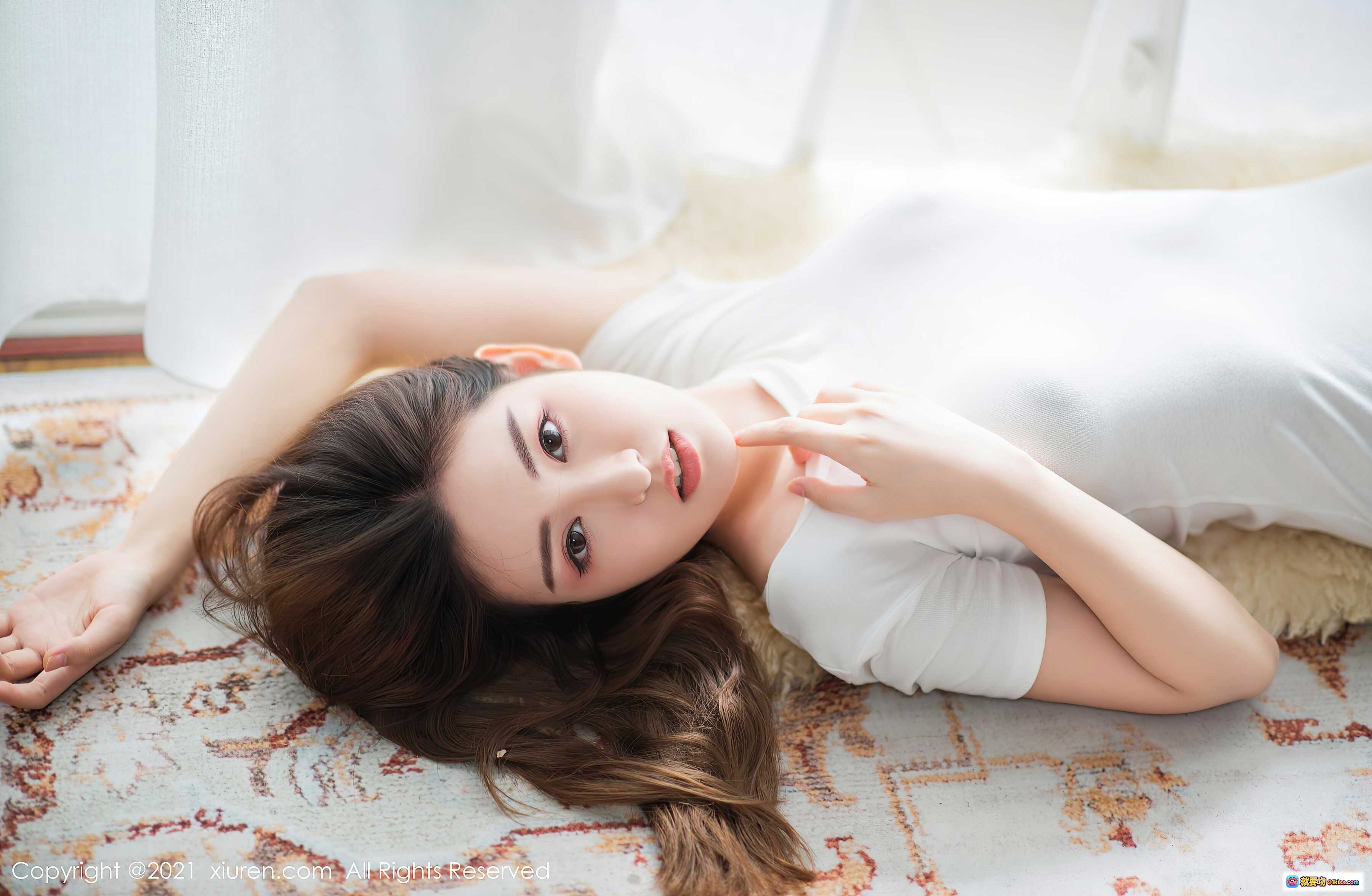 图片[6] - 沈梦瑶白色短袖连衣裙居家写真 | 柔光窗帘地毯美腿躺姿 | XIUREN秀人网2021.04.28 VOL.3359 - 就要吻