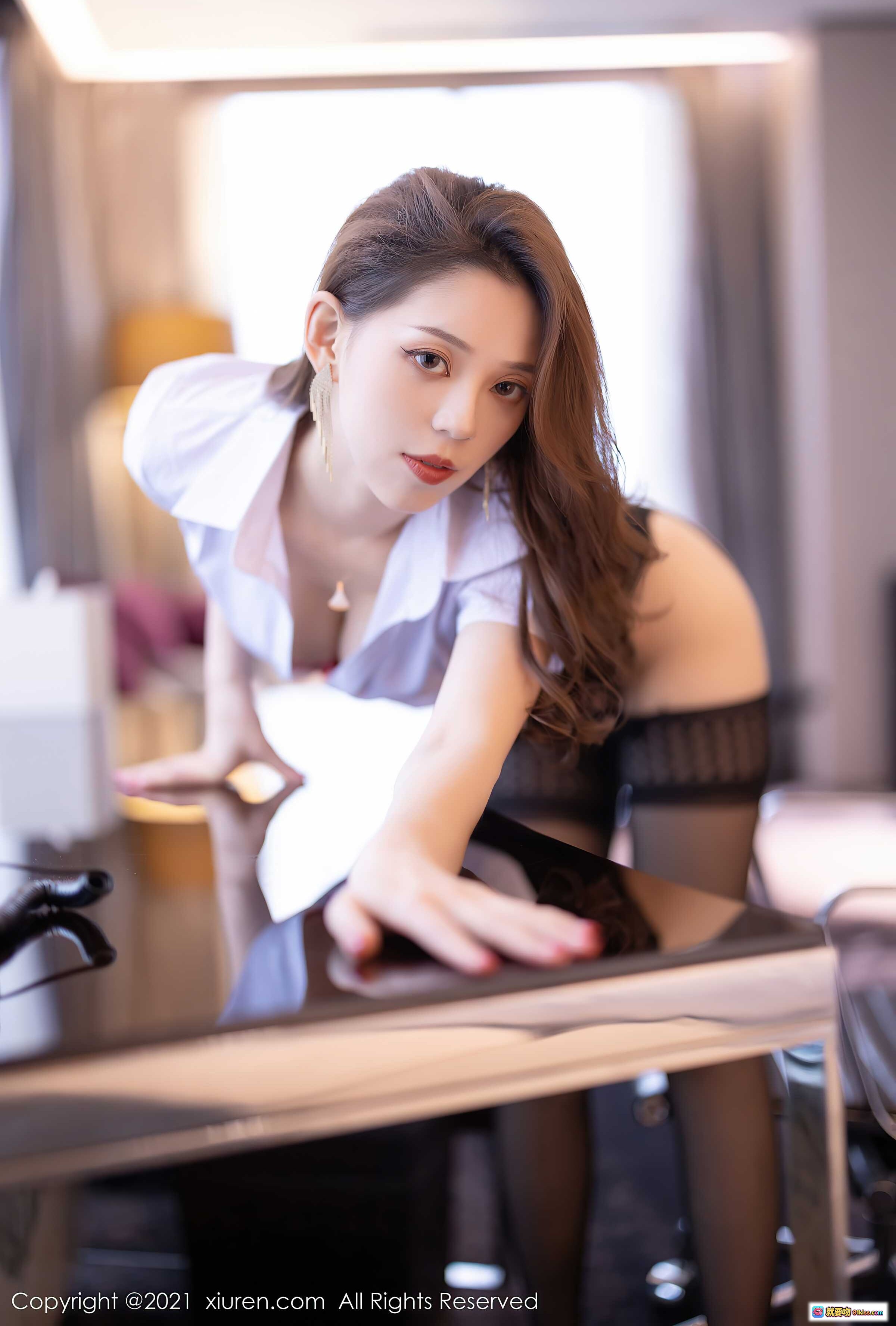 图片[9] - 言沫黑丝美腿性感写真｜白衬衫红内搭蕾丝吊袜带｜秀人网2021.04.26 VOL.3348 - 就要吻