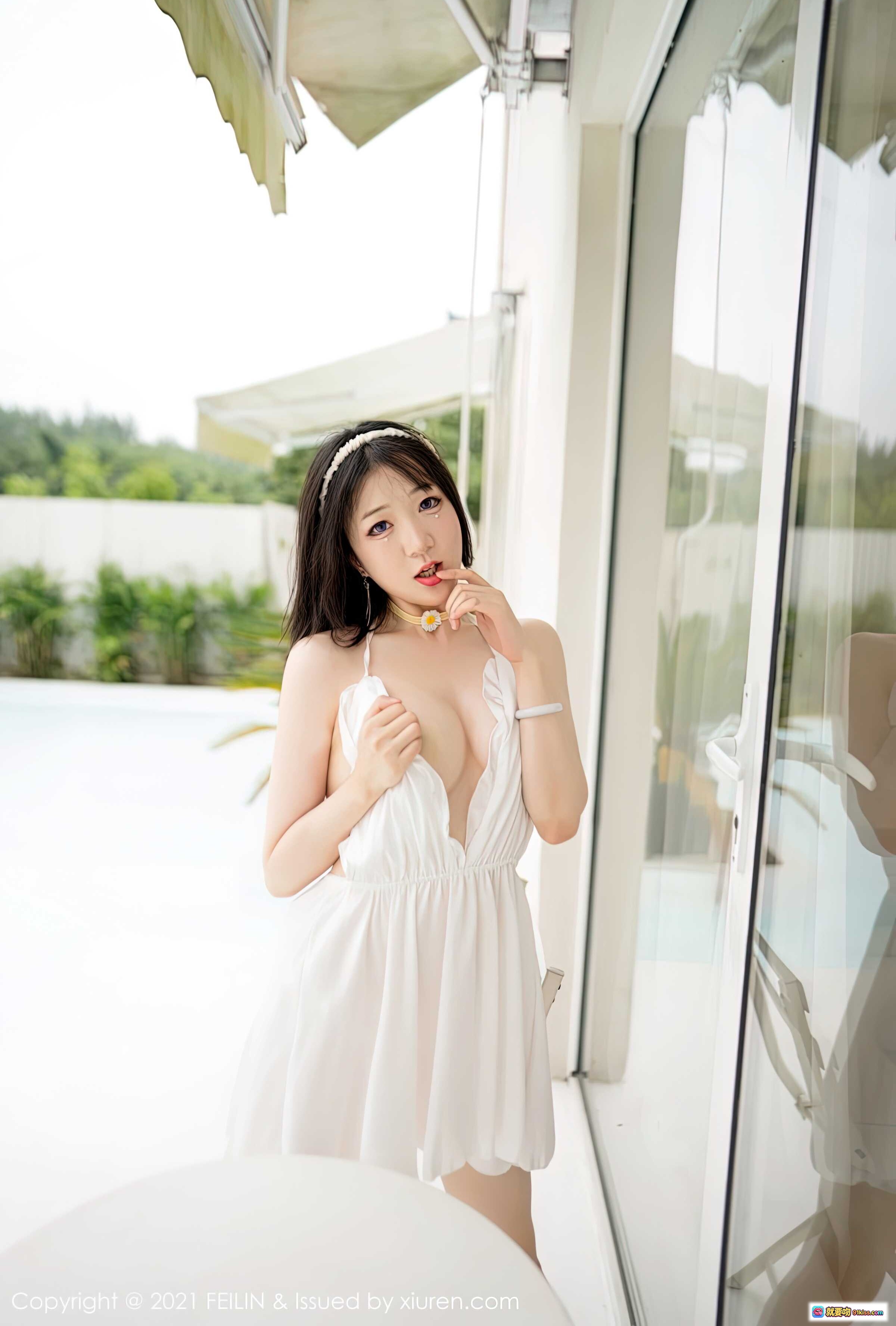 图片[7] - 龙女宝宝白色抹胸裙泳池边写真 | FEILIN Vol.405 2021.07.22 美女户外阳光摄影 - 就要吻