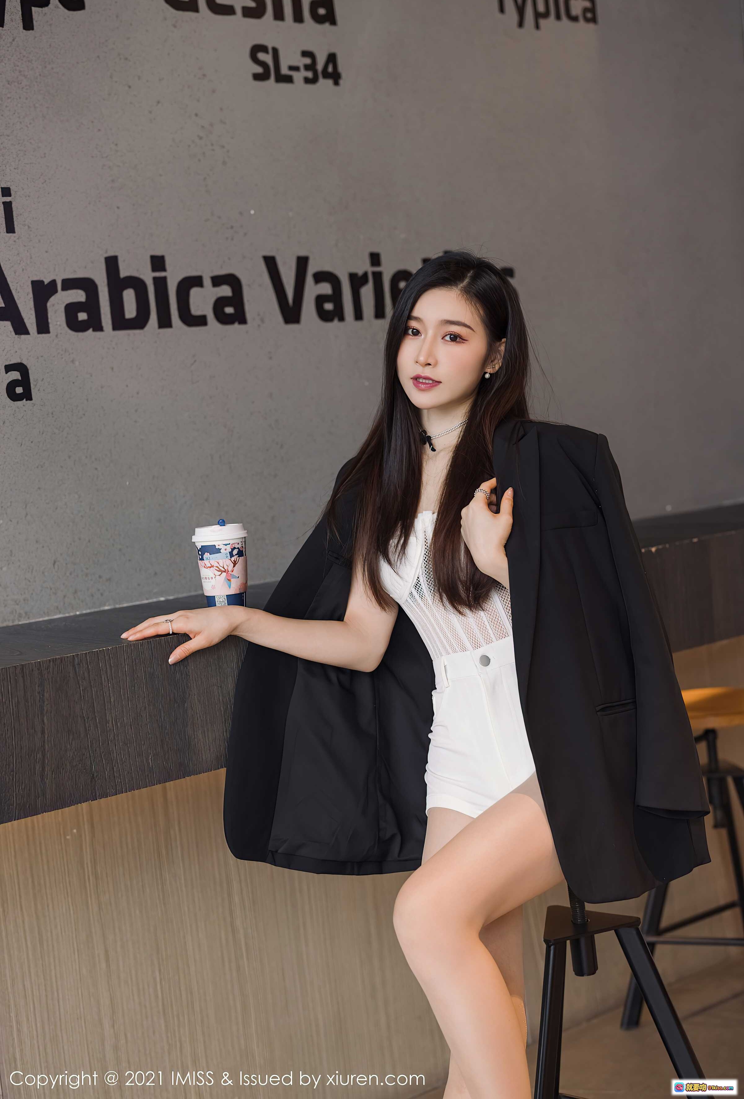图片[8] - IMiss 2021.03.26 Vol.569 Vanessa 白色连衣裙+黑色西装外套+格纹高跟鞋 咖啡厅时尚写真 美腿长发优雅气质 - 就要吻