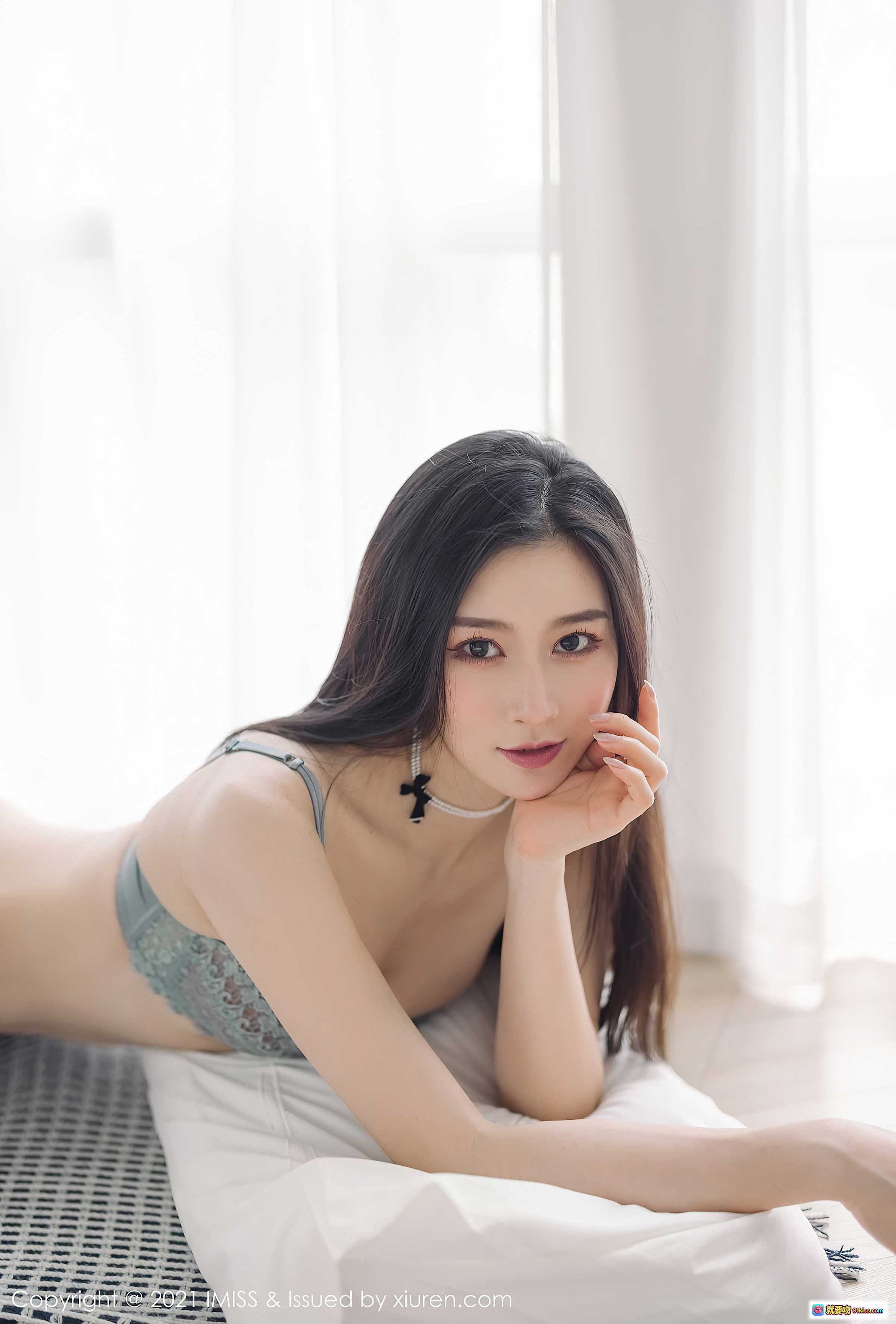 图片[5] - IMiss 2021.03.26 Vol.569 Vanessa 白色连衣裙+黑色西装外套+格纹高跟鞋 咖啡厅时尚写真 美腿长发优雅气质 - 就要吻