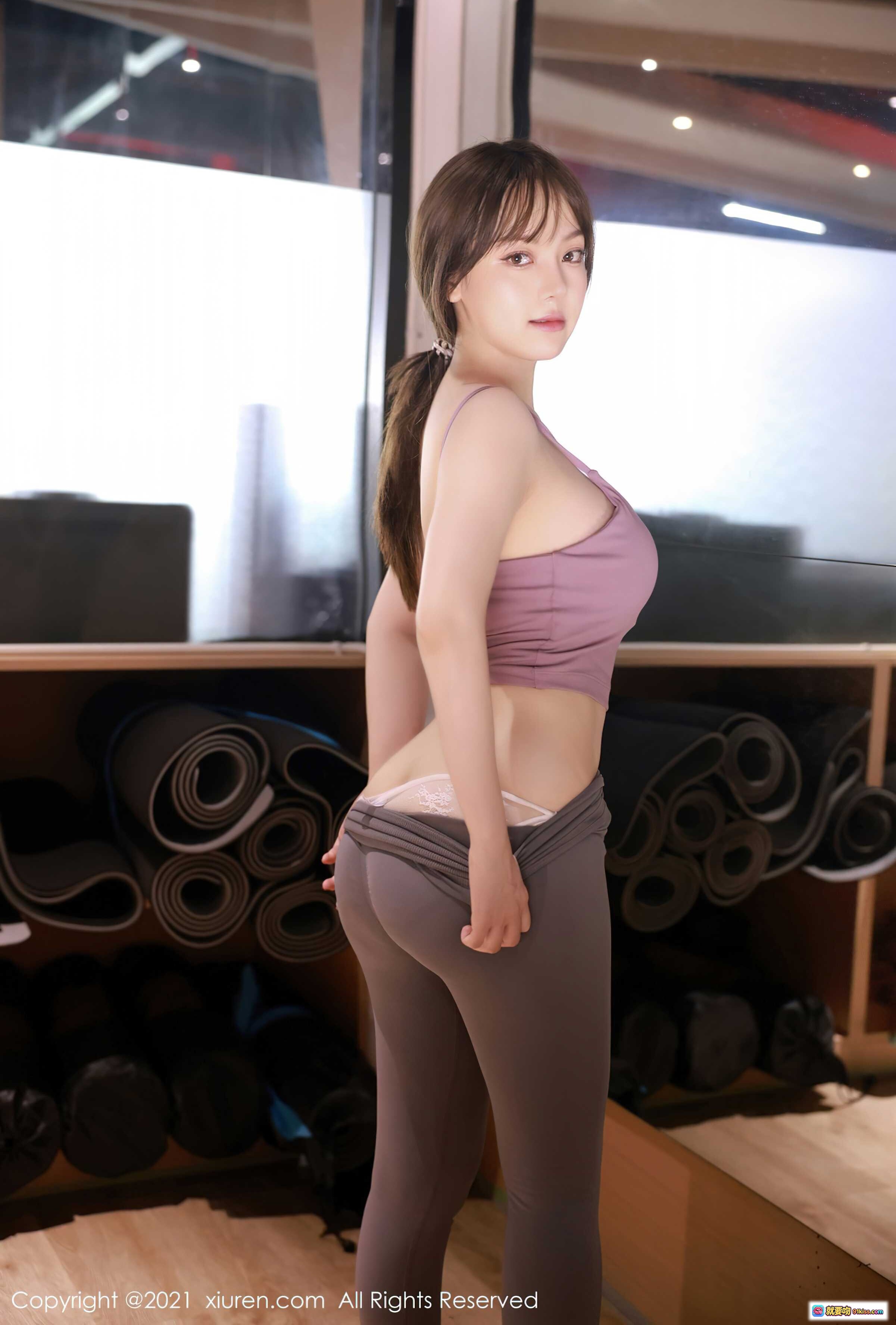 图片[3] - 健身房美女健身照｜紫色运动内衣+灰色紧身裤｜手持哑铃锻炼｜秀人网No.3701豆瓣酱写真 - 就要吻