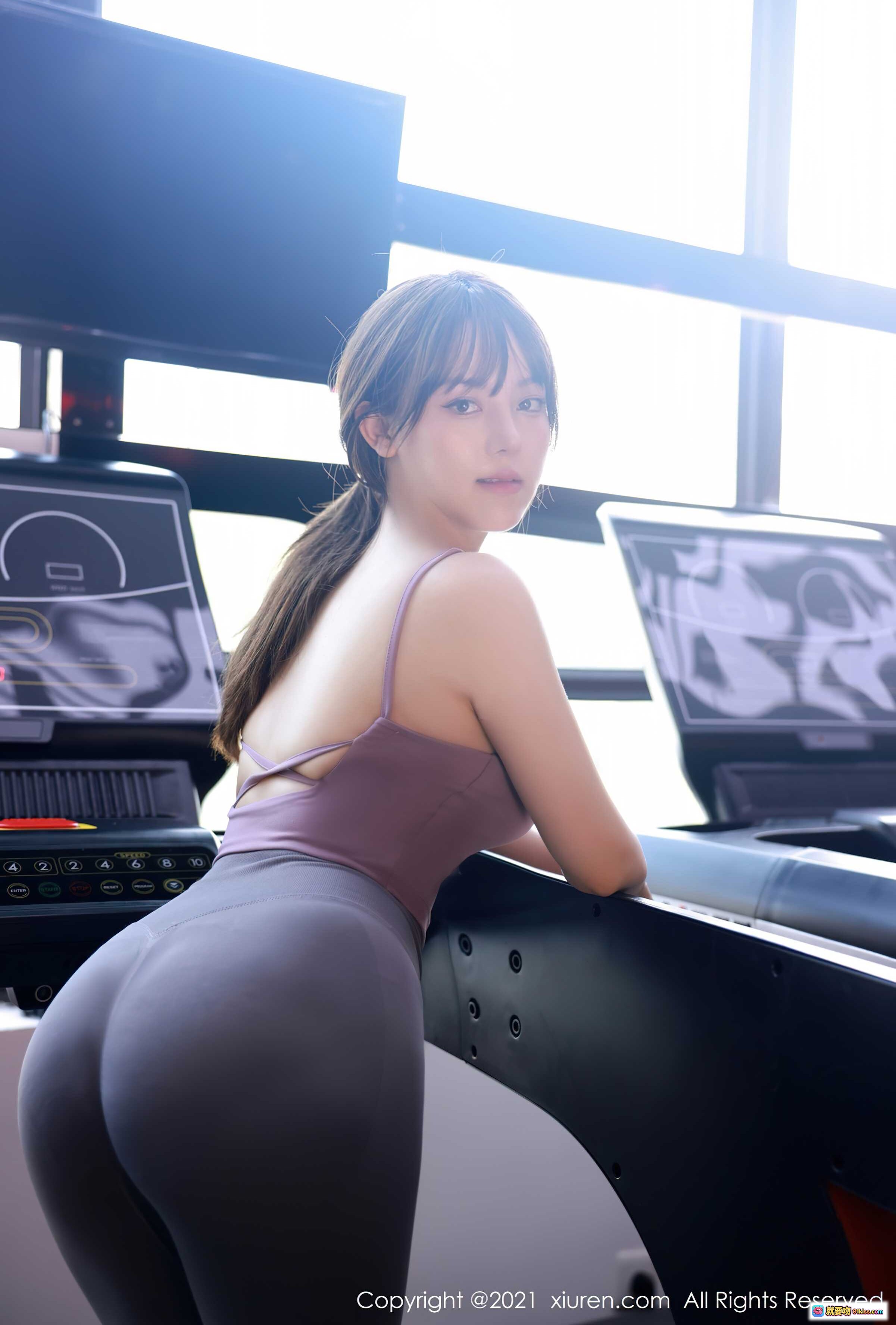 图片[10] - 健身房美女健身照｜紫色运动内衣+灰色紧身裤｜手持哑铃锻炼｜秀人网No.3701豆瓣酱写真 - 就要吻