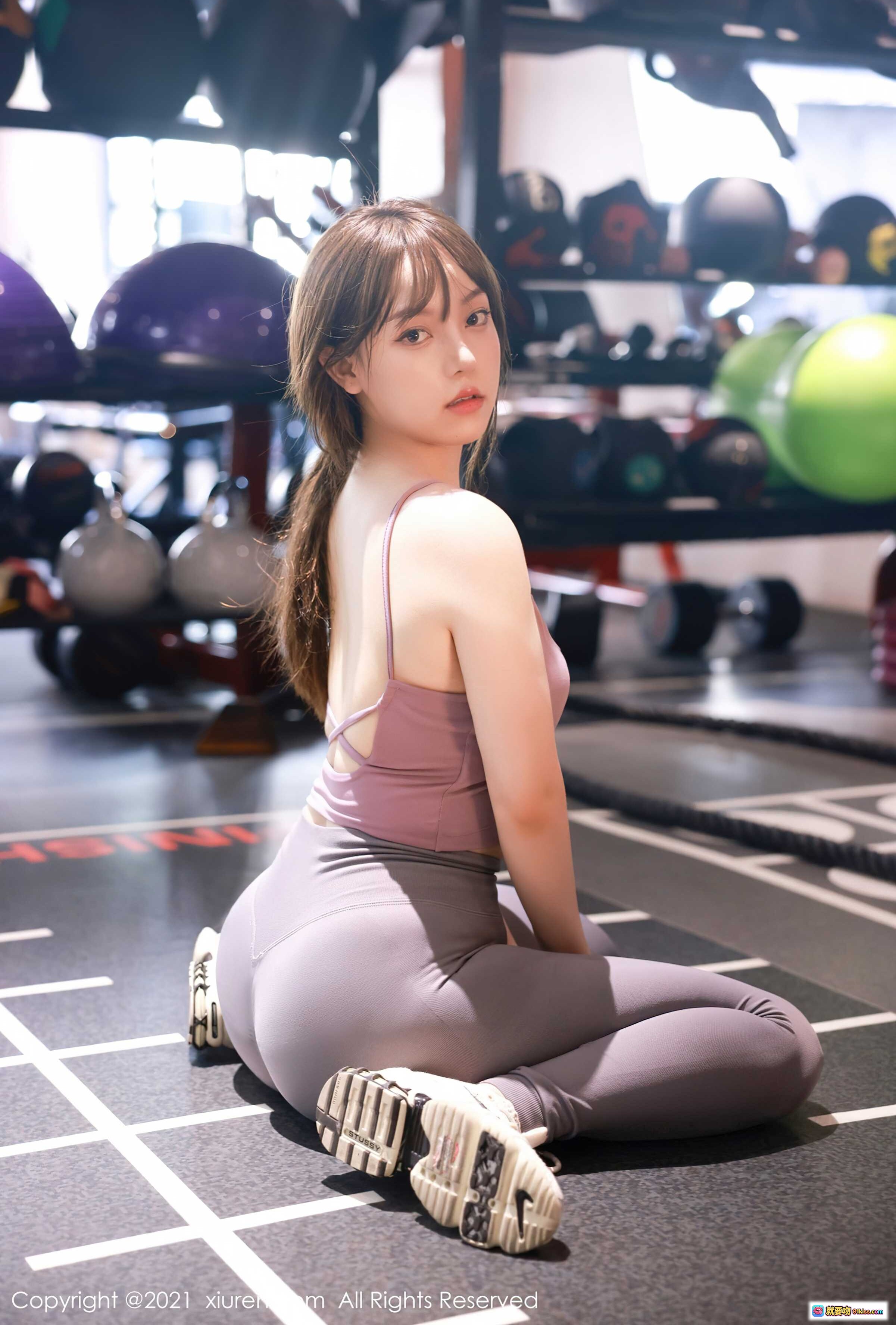 图片[6] - 健身房美女健身照｜紫色运动内衣+灰色紧身裤｜手持哑铃锻炼｜秀人网No.3701豆瓣酱写真 - 就要吻