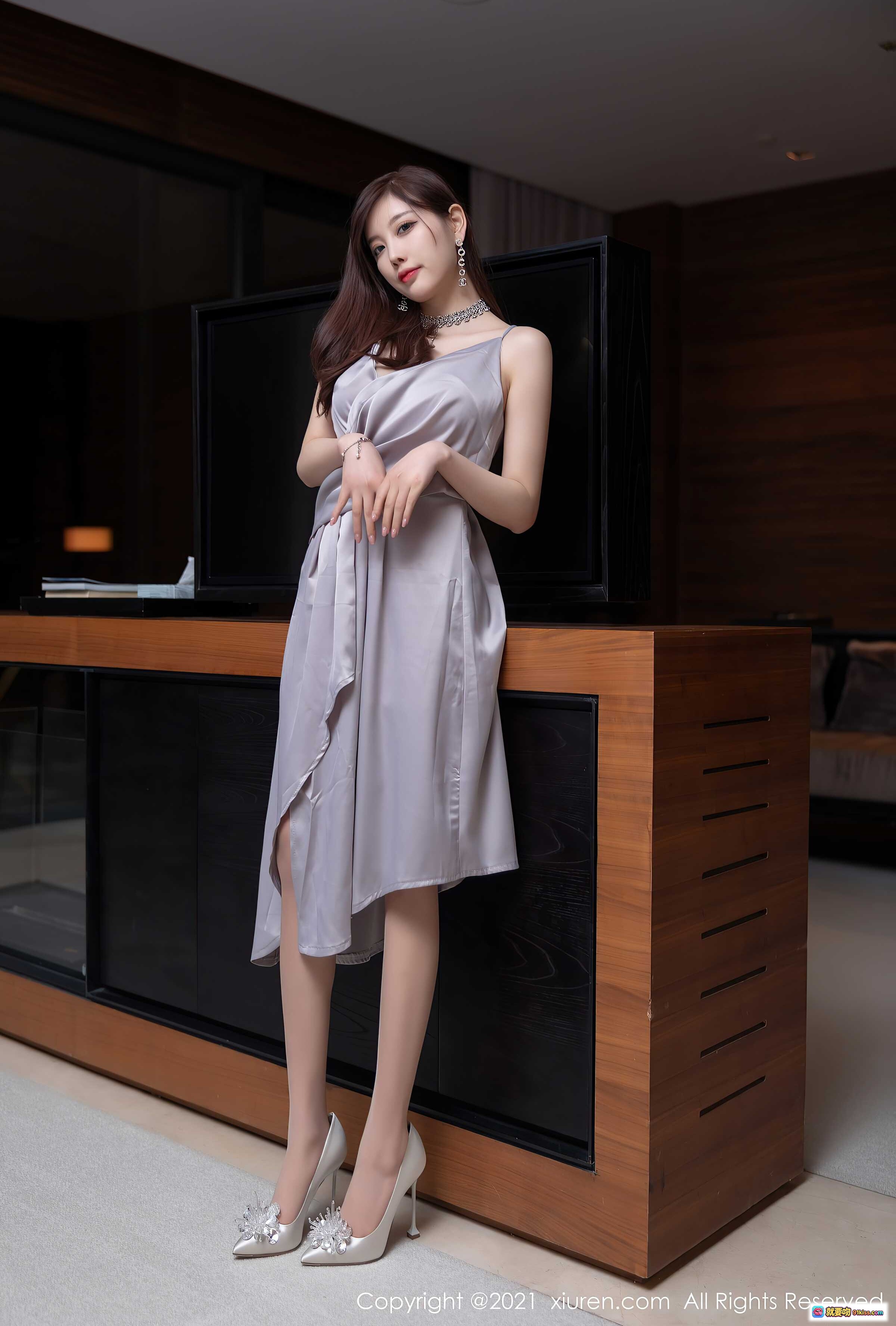 图片[8] - 杨晨晨Yome优雅坐姿写真｜灰色吊带裙+白色高跟鞋｜酒店卧室私房美拍｜秀人网No.3661高清图集 - 就要吻