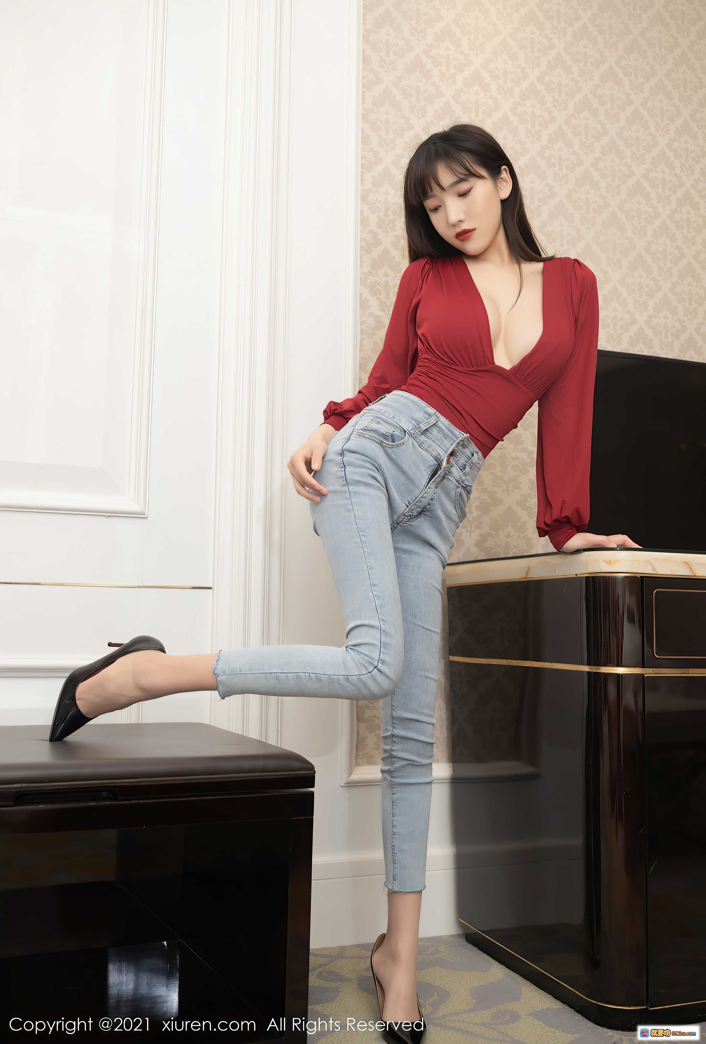 图片[1] - 陆萱萱红衣牛仔裤写真 | XiuRen秀人网No.3505 | 优雅姿态室内美拍 | 高跟鞋轻熟风穿搭 - 就要吻