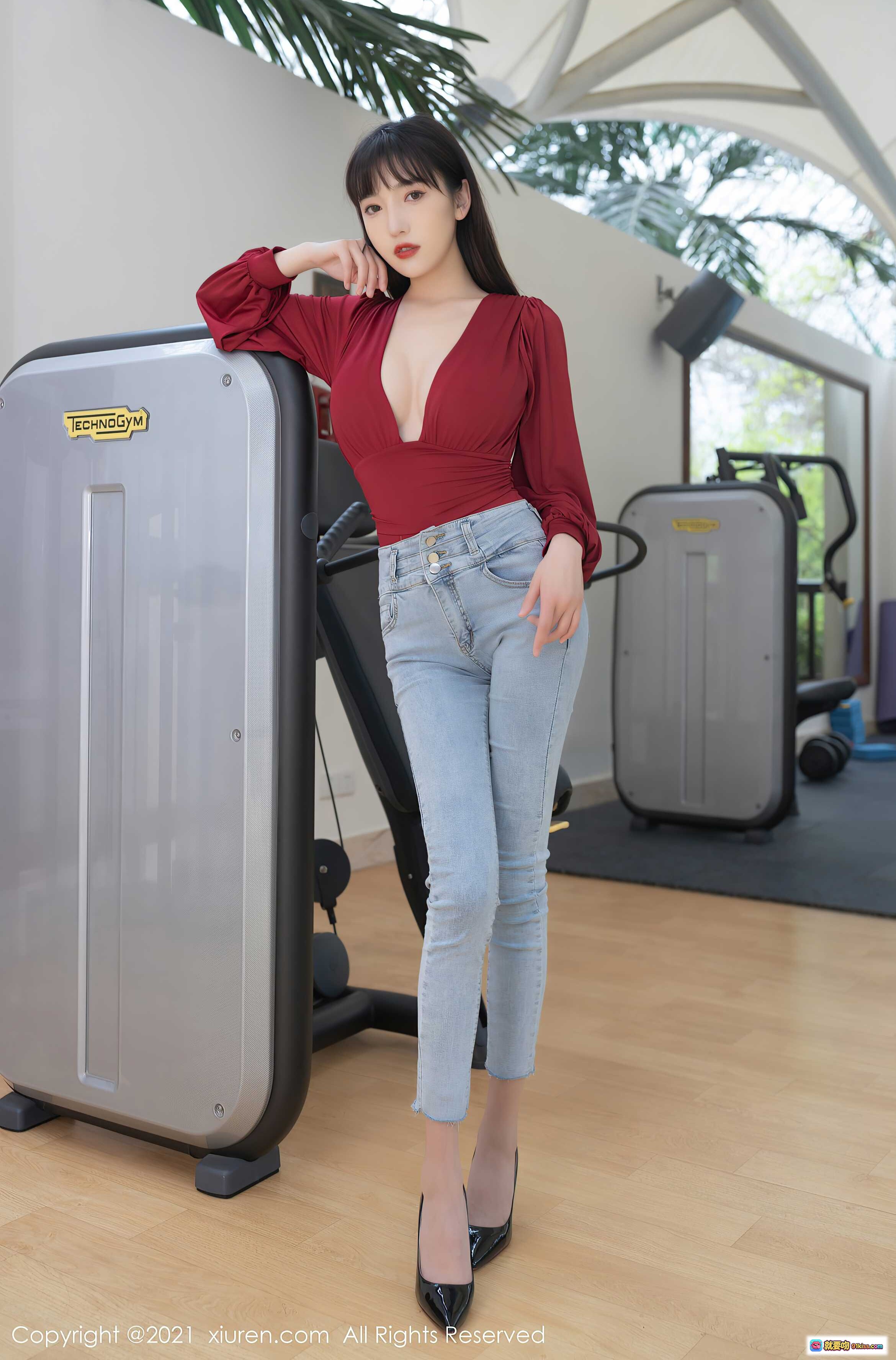图片[5] - 陆萱萱红衣牛仔裤写真 | XiuRen秀人网No.3505 | 优雅姿态室内美拍 | 高跟鞋轻熟风穿搭 - 就要吻