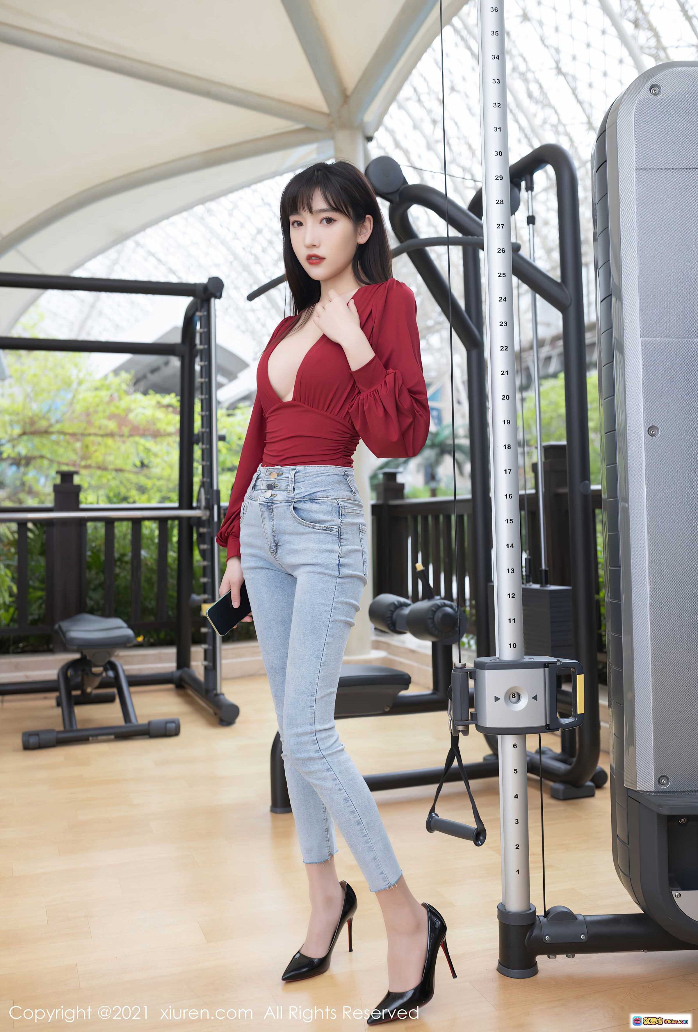图片[4] - 陆萱萱红衣牛仔裤写真 | XiuRen秀人网No.3505 | 优雅姿态室内美拍 | 高跟鞋轻熟风穿搭 - 就要吻