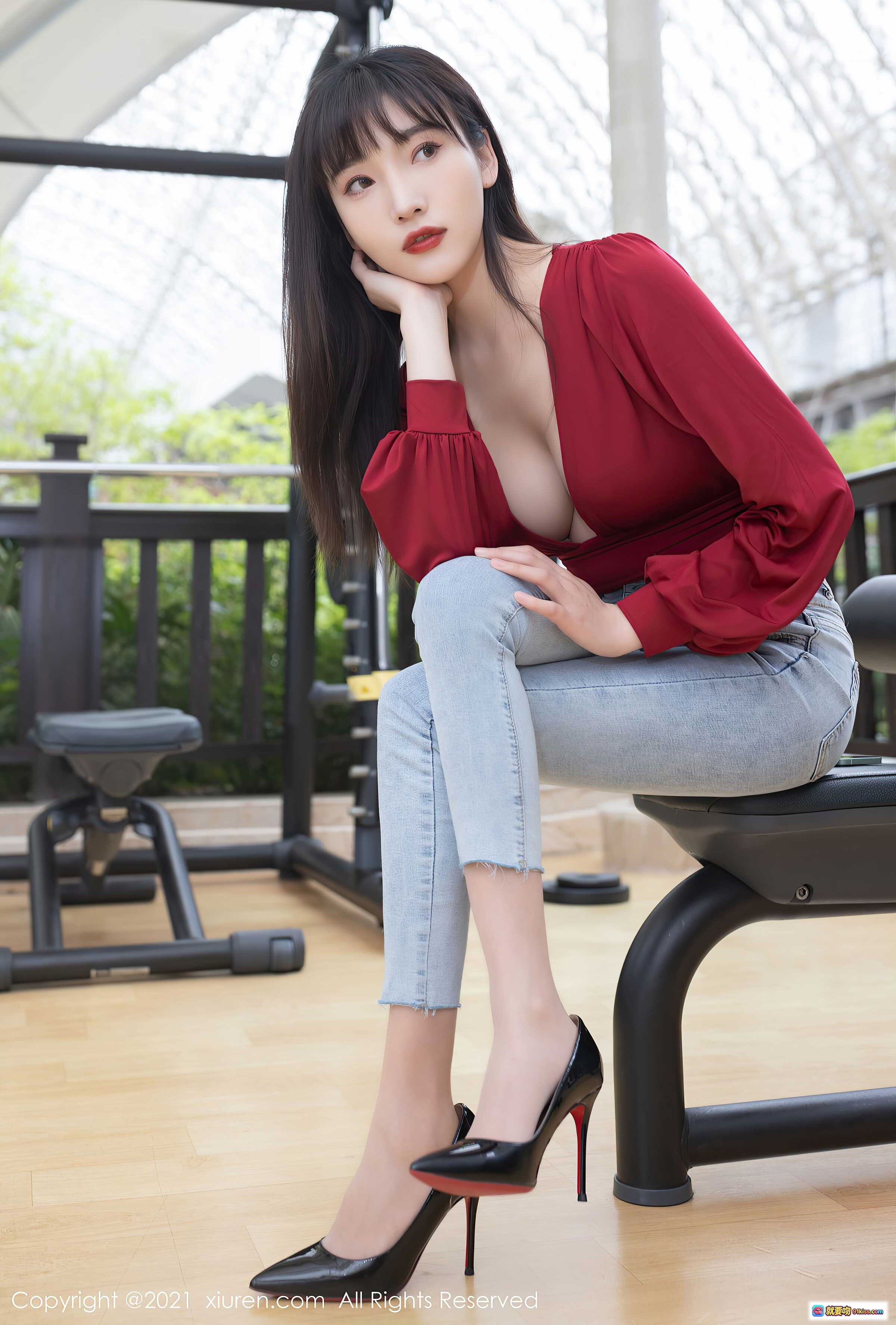 图片[3] - 陆萱萱红衣牛仔裤写真 | XiuRen秀人网No.3505 | 优雅姿态室内美拍 | 高跟鞋轻熟风穿搭 - 就要吻