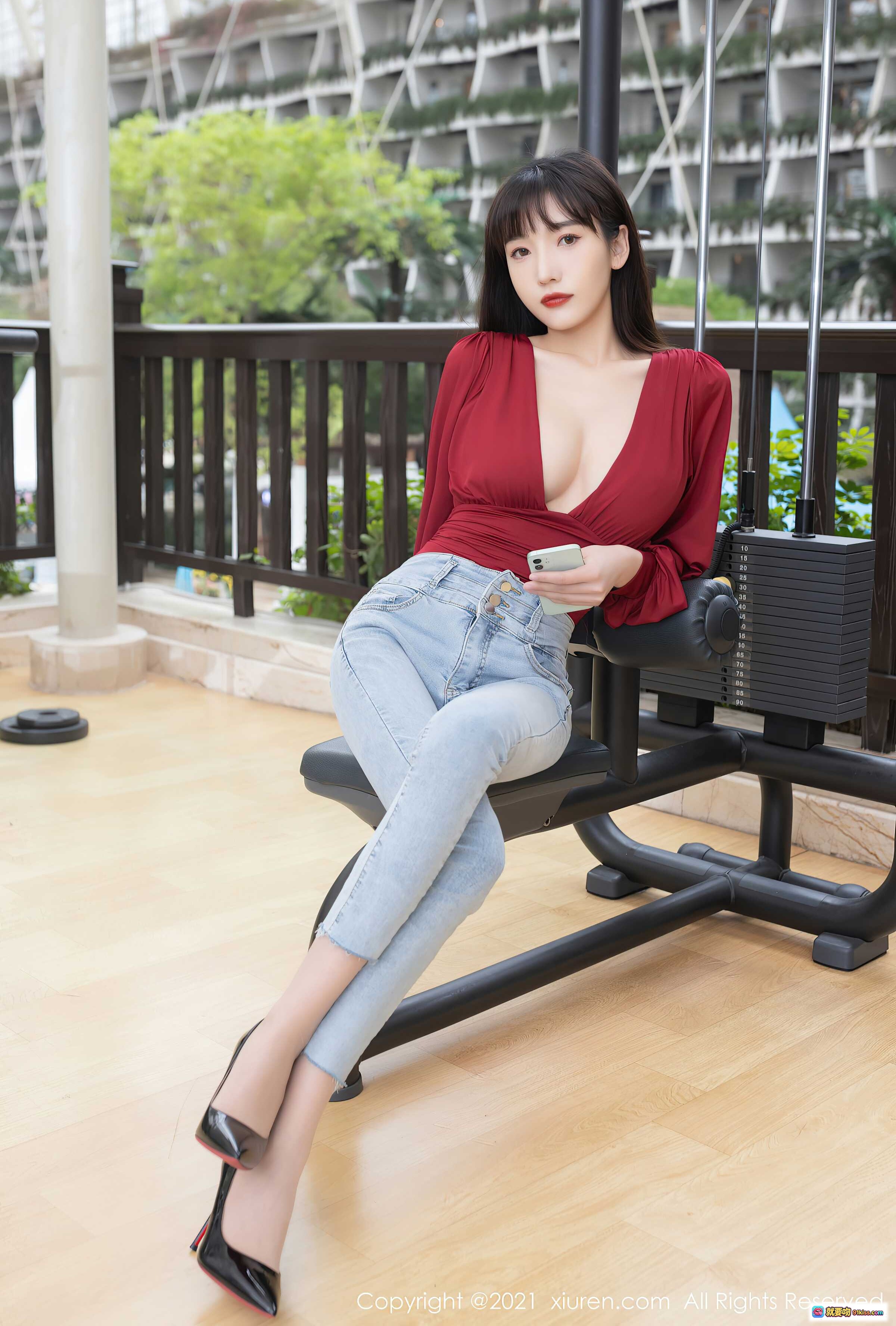 图片[2] - 陆萱萱红衣牛仔裤写真 | XiuRen秀人网No.3505 | 优雅姿态室内美拍 | 高跟鞋轻熟风穿搭 - 就要吻