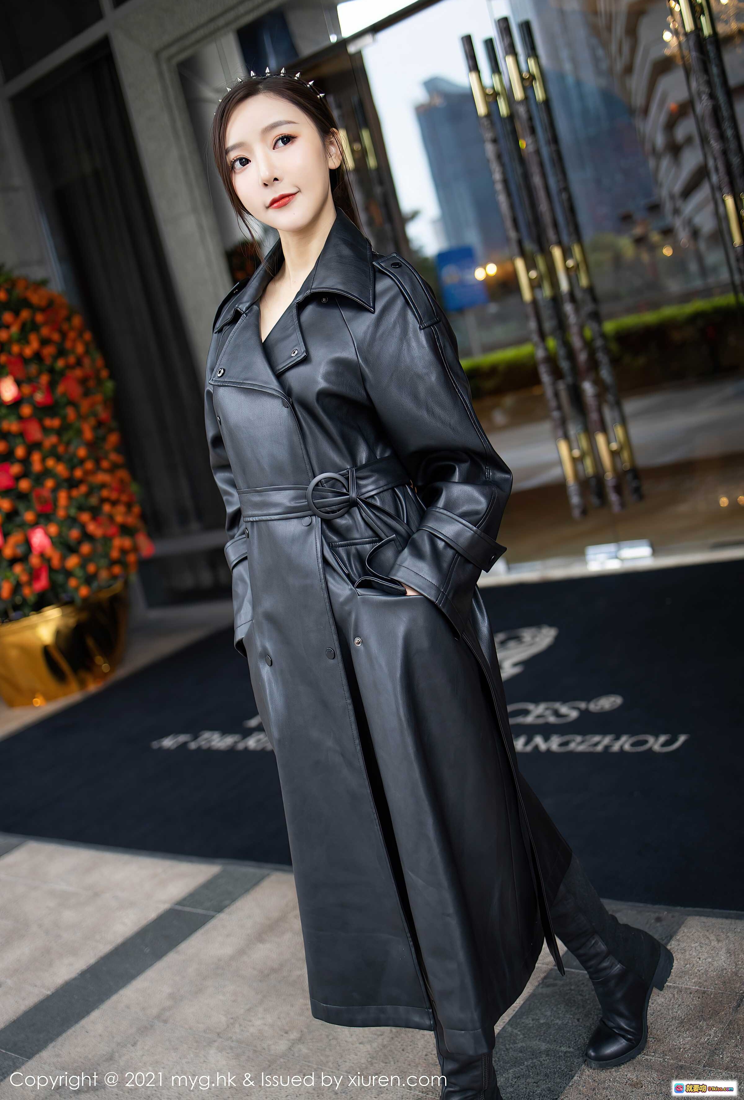 图片[1] - 王馨瑶yanni黑色皮风衣街拍写真｜时尚长款皮衣搭配高筒靴｜MyGirl美媛馆2021 VOL.493优雅造型 - 就要吻