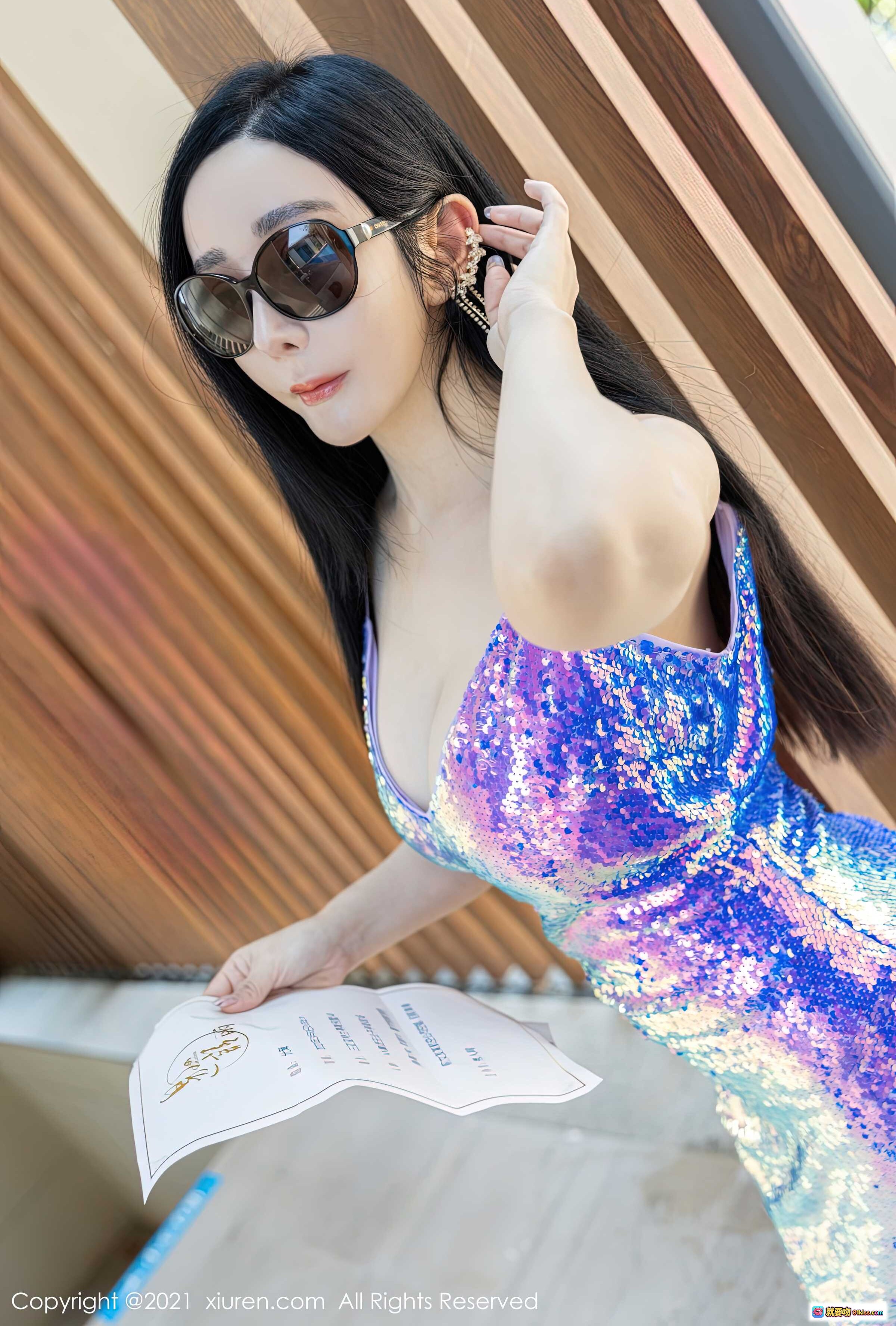 图片[10] - 允爾身穿紫蓝渐变亮片抹胸裙，黑发垂肩优雅迷人，窗边柔光写真尽显性感与气质 - 就要吻