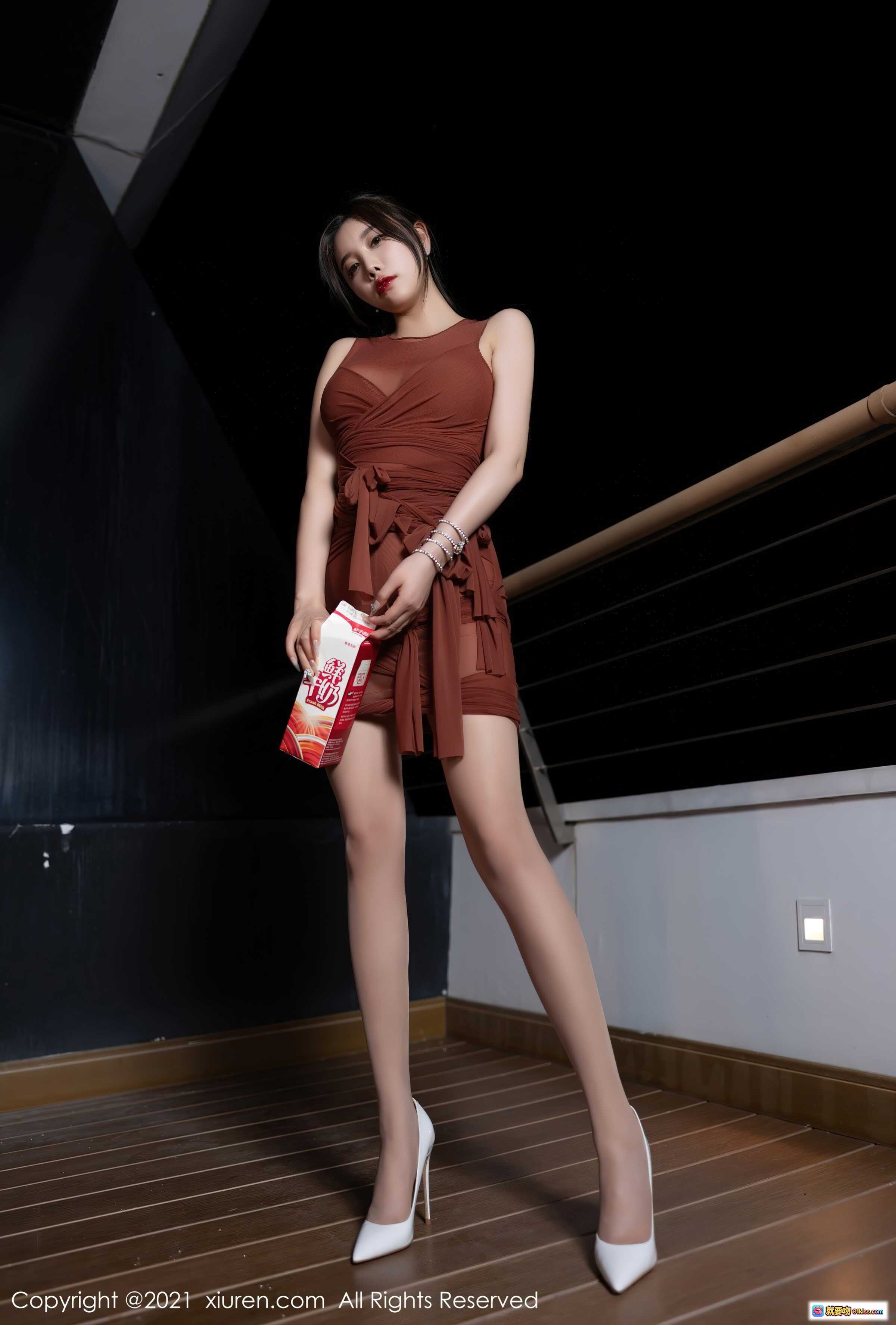图片[8] - 杨晨晨Yome性感棕色连衣裙白高跟美腿写真 – XiuRen秀人网2021.08.03 No.3751 - 就要吻