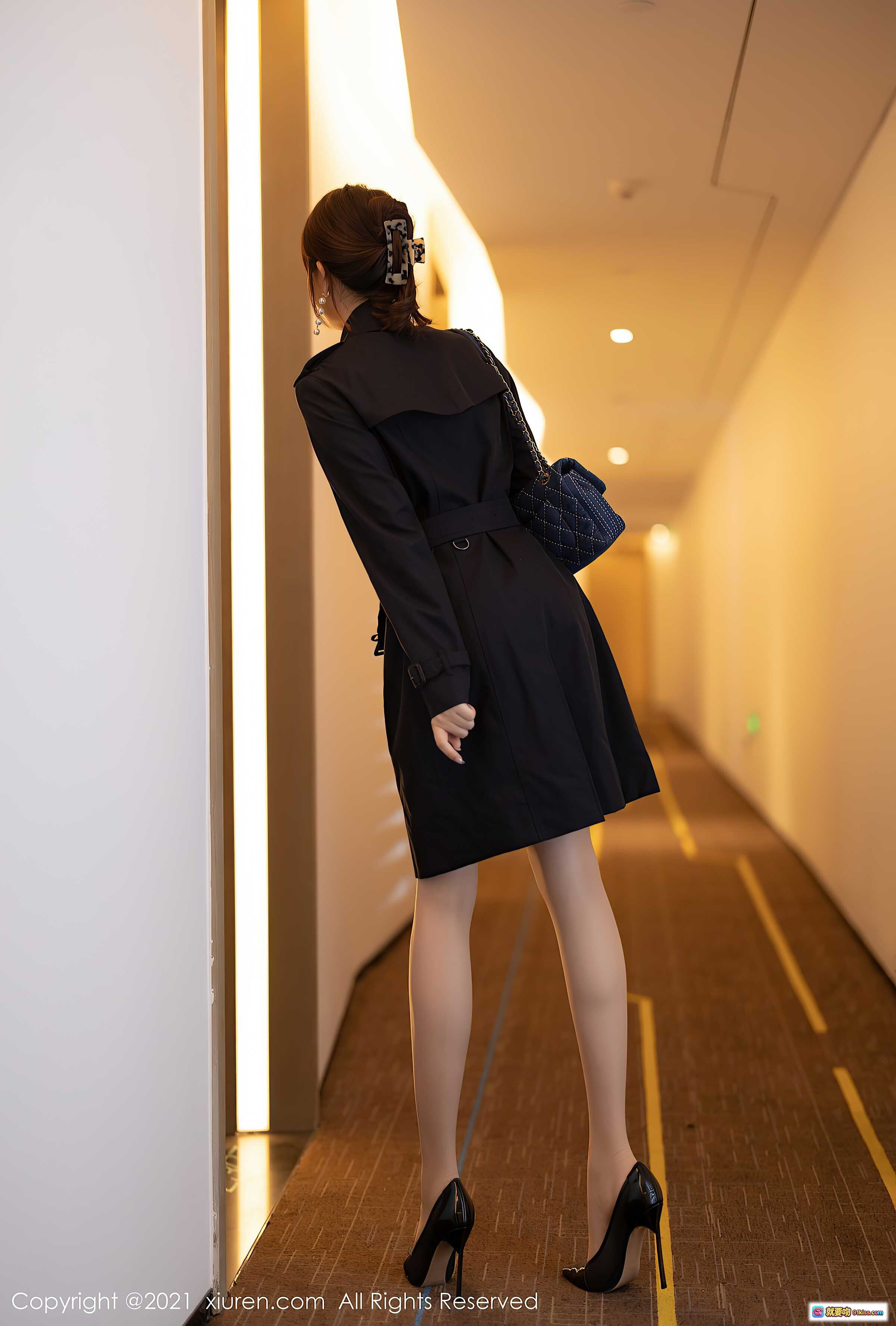 图片[1] - 芝芝Booty黑裙高跟美腿走廊写真 | XiuRen秀人网2021.05.17 No.3422优雅气质穿搭摄影 - 就要吻