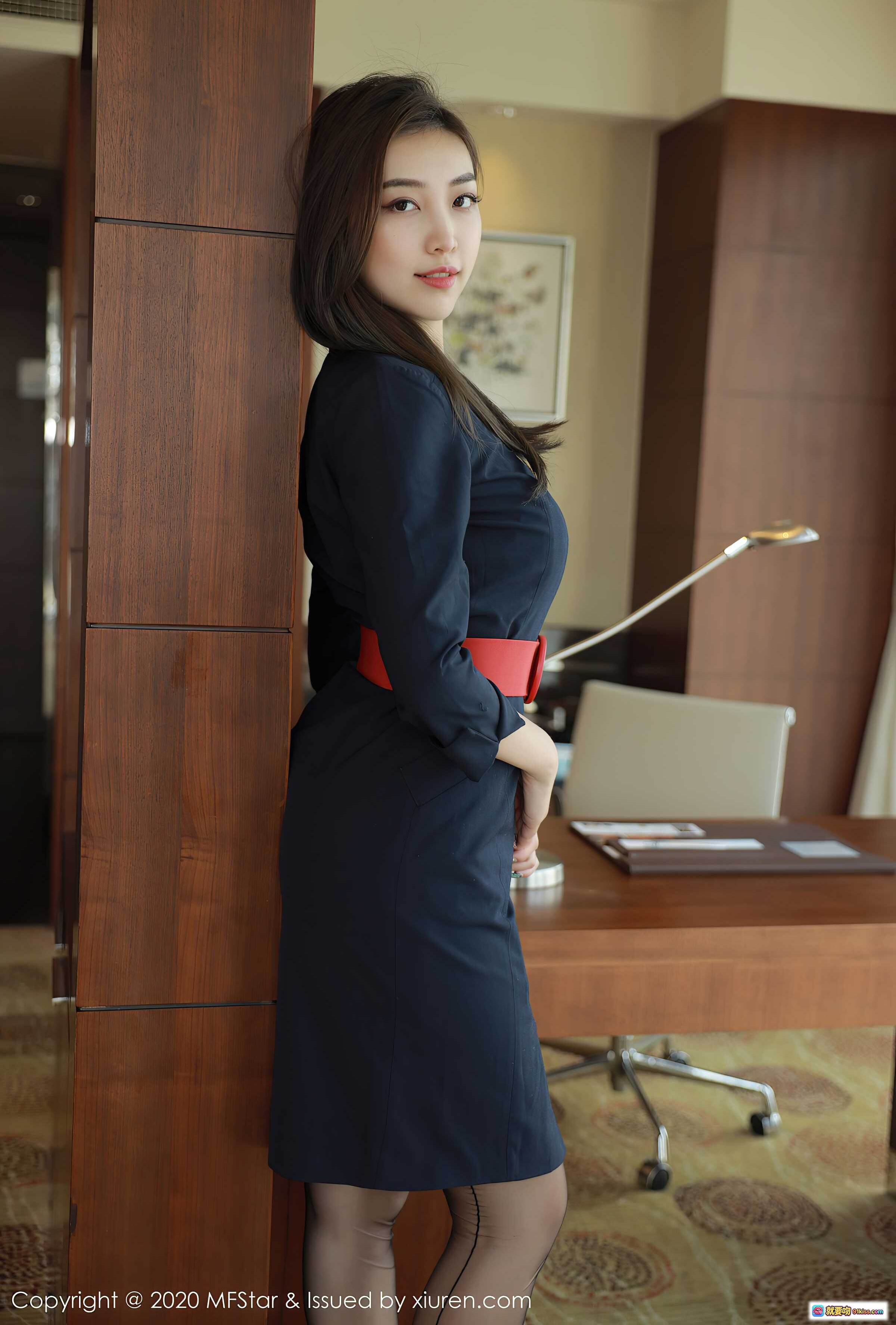 图片[2] - 郑颖姗MFStar模范学院2020.10.21 VOL.404 黑裙红腰带优雅坐姿写真51P高清美图 - 就要吻
