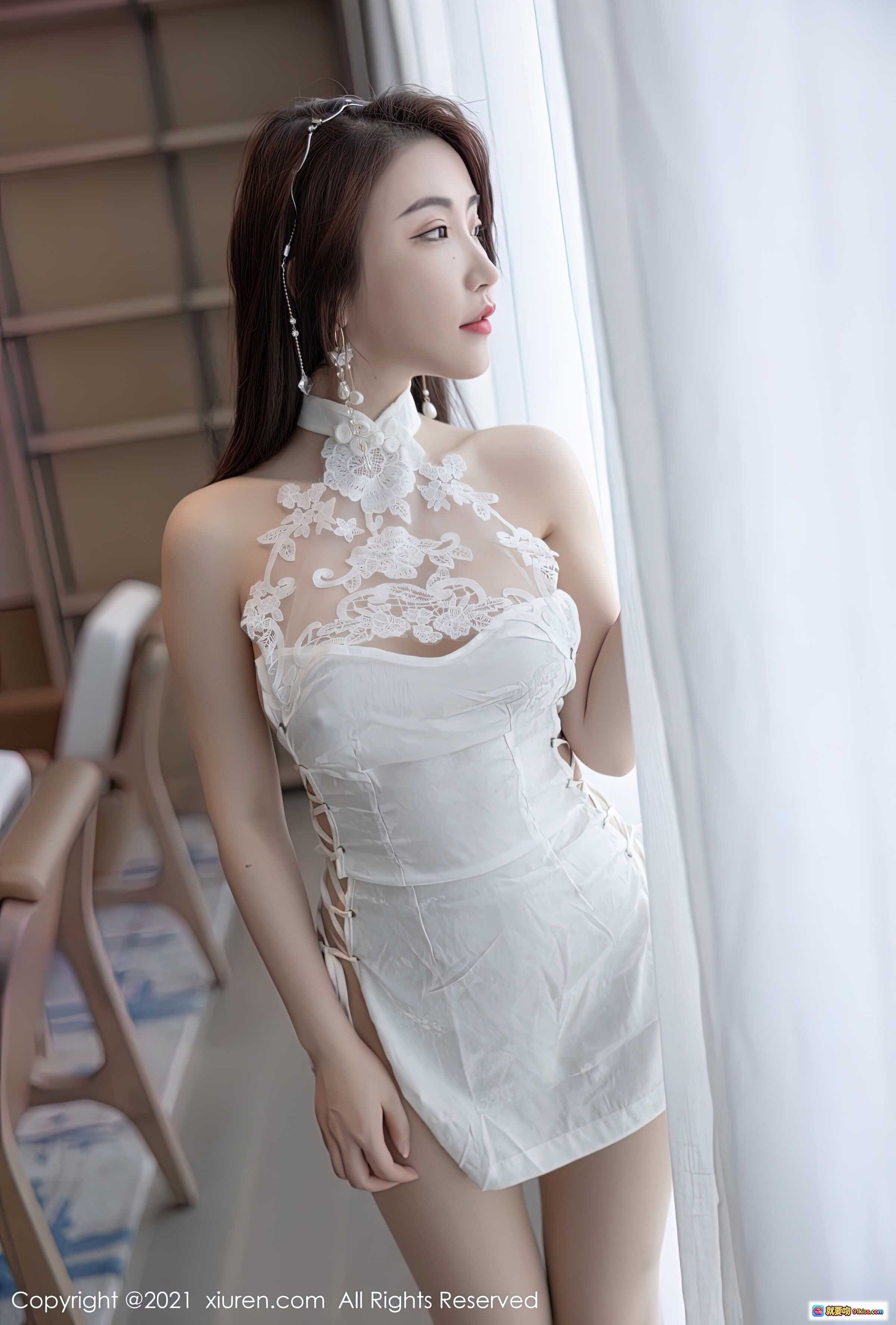 图片[10] - Cherry绯月樱白色蕾丝旗袍裙写真 | XiuRen秀人网2021.07.01 No.3615 | 优雅性感窗边私房照 - 就要吻