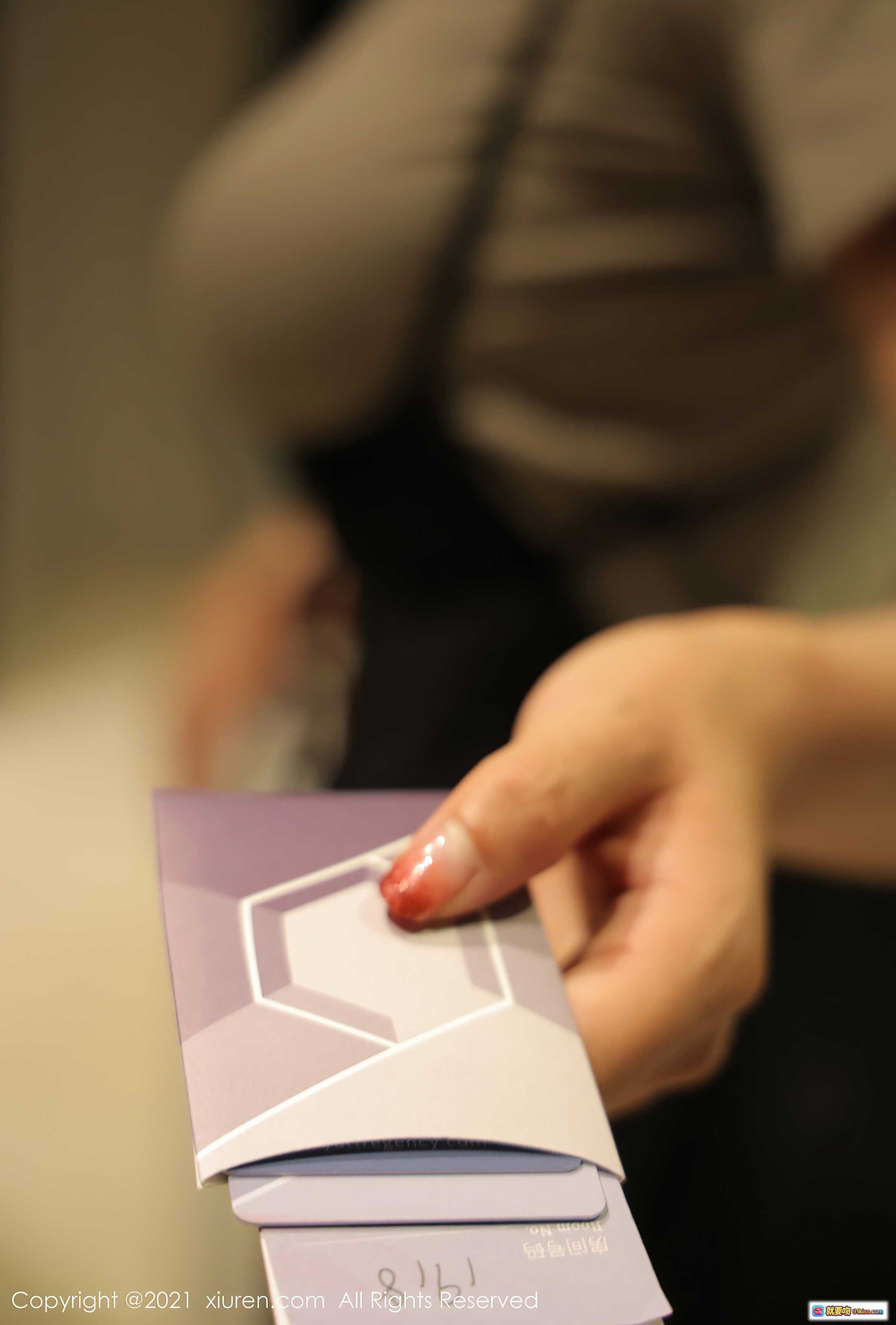 图片[5] - 奈沐子XiuRen秀人网2021.06.18 No.3557 灰色短袖黑色下装街拍写真 112张高清图集 719M大容量摄影素材 - 就要吻