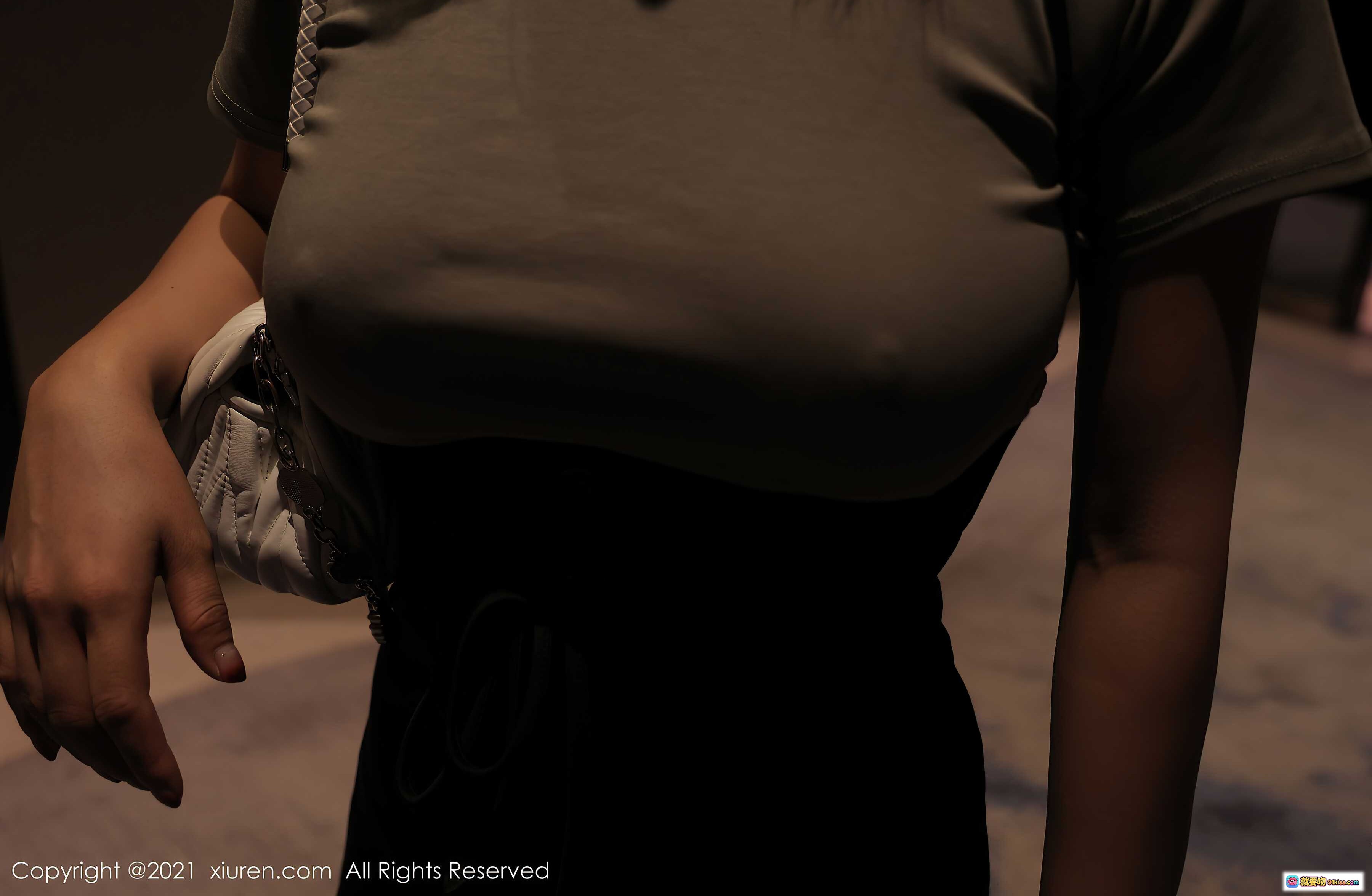 图片[1] - 奈沐子XiuRen秀人网2021.06.18 No.3557 灰色短袖黑色下装街拍写真 112张高清图集 719M大容量摄影素材 - 就要吻