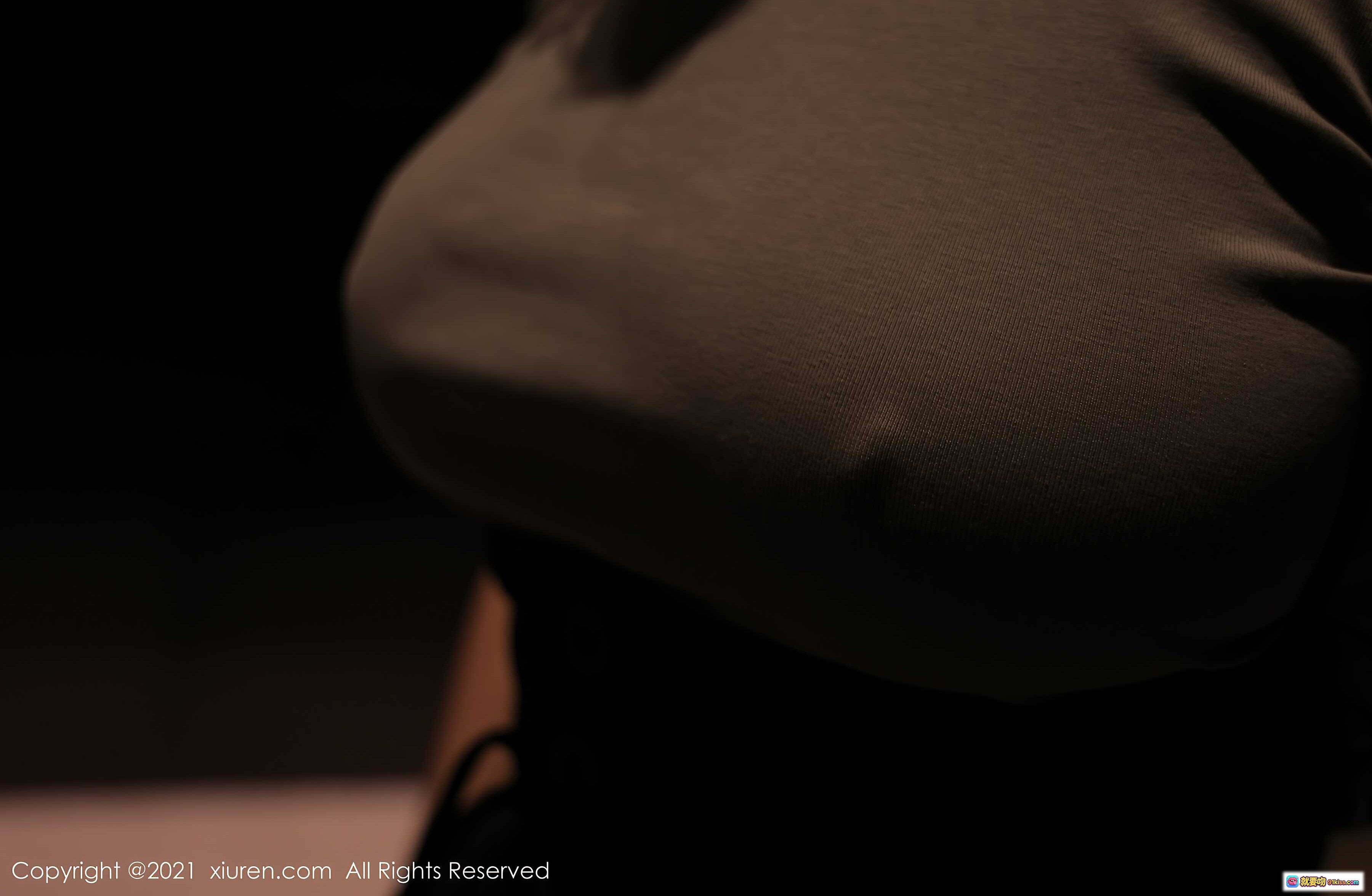 图片[2] - 奈沐子XiuRen秀人网2021.06.18 No.3557 灰色短袖黑色下装街拍写真 112张高清图集 719M大容量摄影素材 - 就要吻