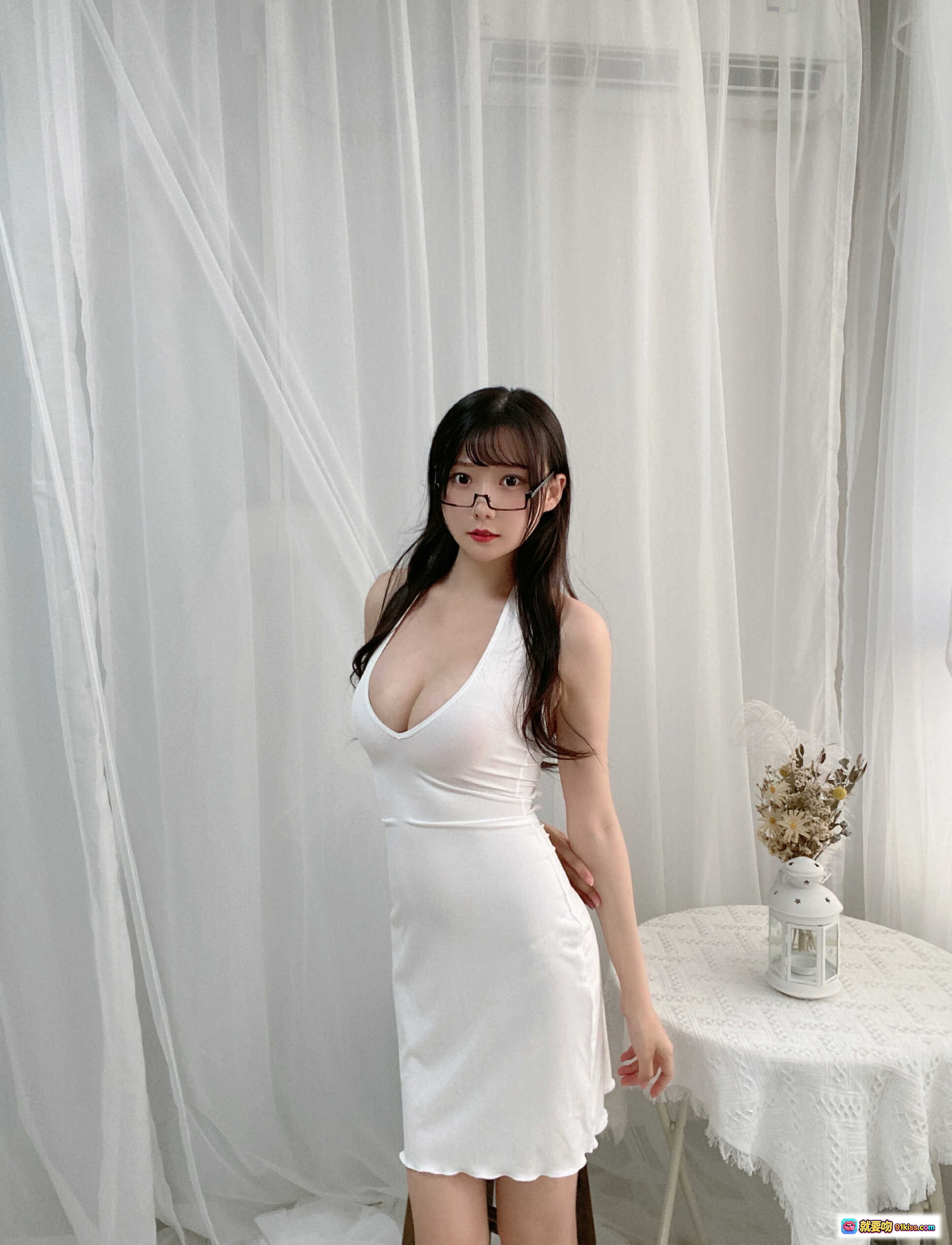 图片[3] - 香草喵露露NO.019 白色深V短款连衣裙 美女戴黑框眼镜 室内柔光写真 36P高清图集 - 就要吻