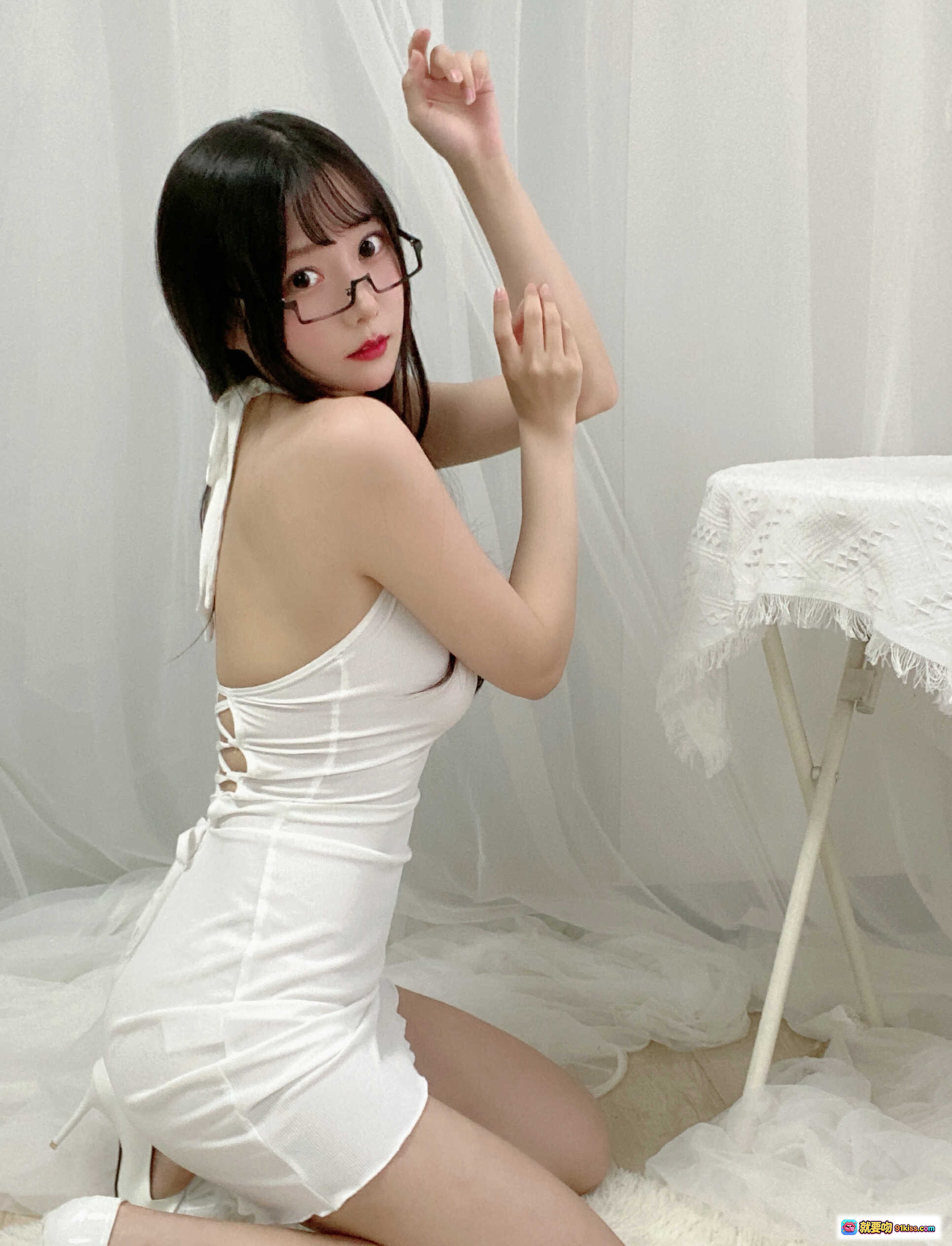 图片[4] - 香草喵露露NO.019 白色深V短款连衣裙 美女戴黑框眼镜 室内柔光写真 36P高清图集 - 就要吻