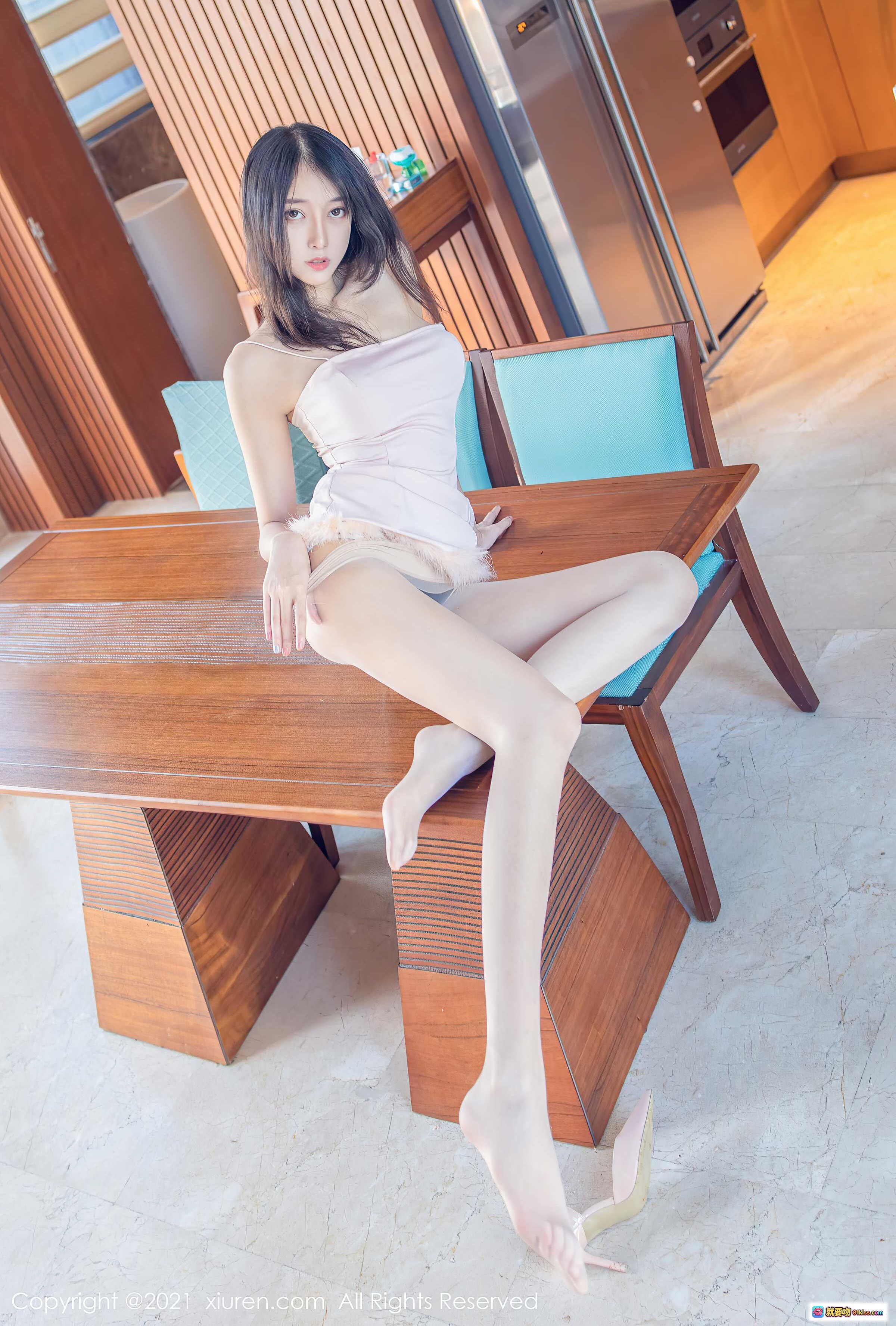 图片[4] - 玥儿玥er性感丝袜美腿写真 – 粉色吊带裙高跟鞋居家私房照 XIUREN秀人网2021.04.15 VOL.3310 - 就要吻