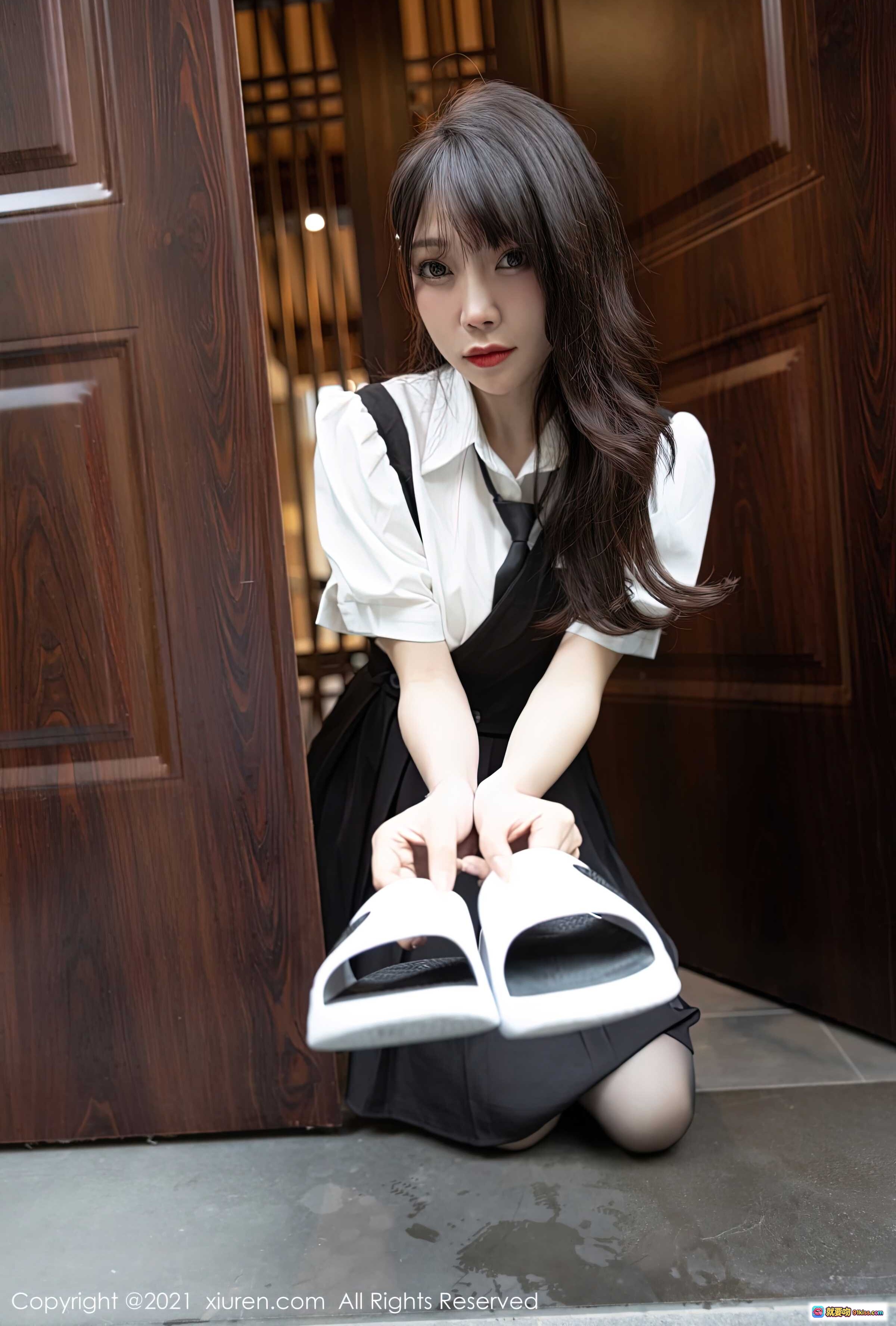 图片[6] - 芝芝Booty黑丝美腿制服少女门缝回眸性感写真 – XiuRen秀人网No.3643 - 就要吻