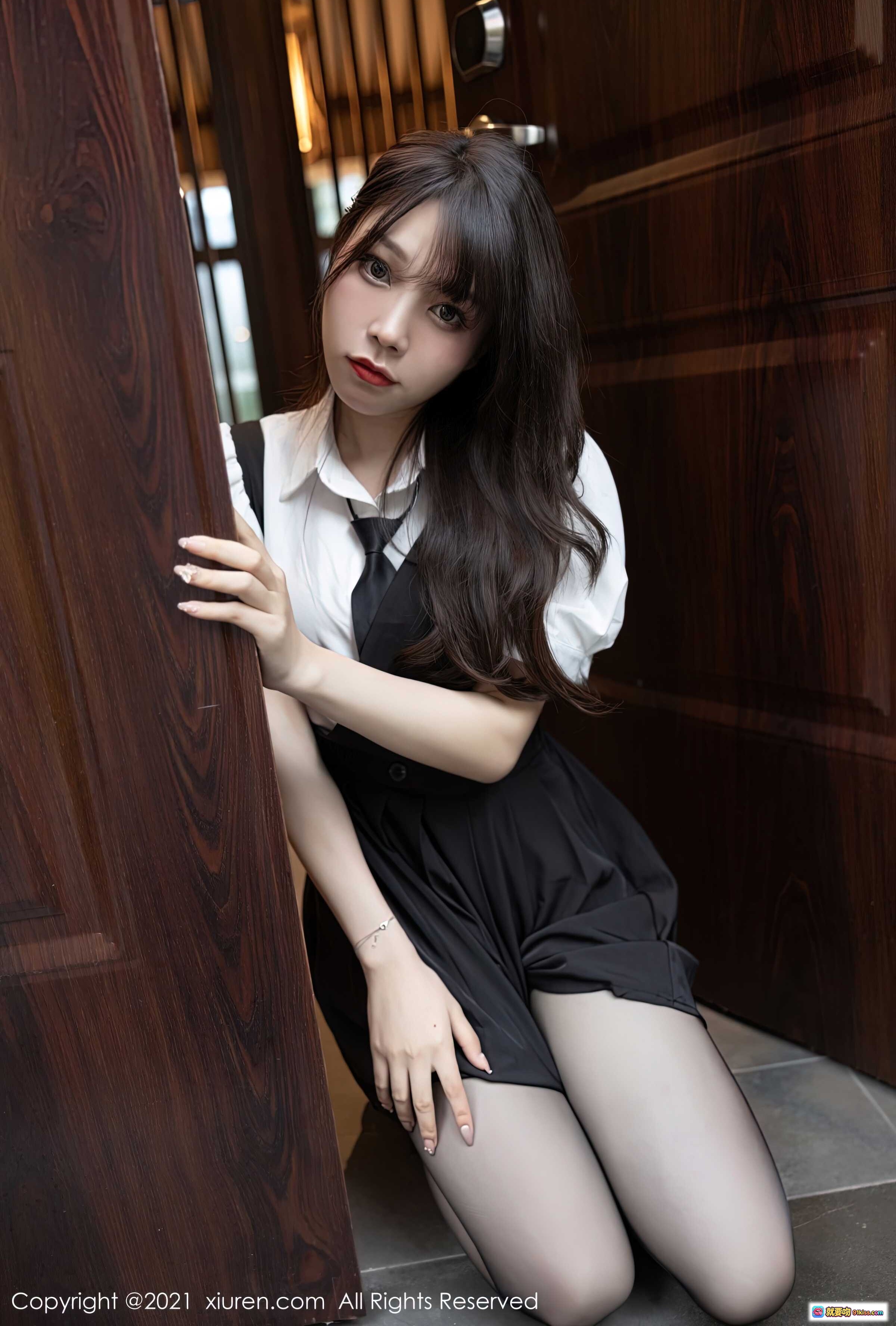 图片[9] - 芝芝Booty黑丝美腿制服少女门缝回眸性感写真 – XiuRen秀人网No.3643 - 就要吻