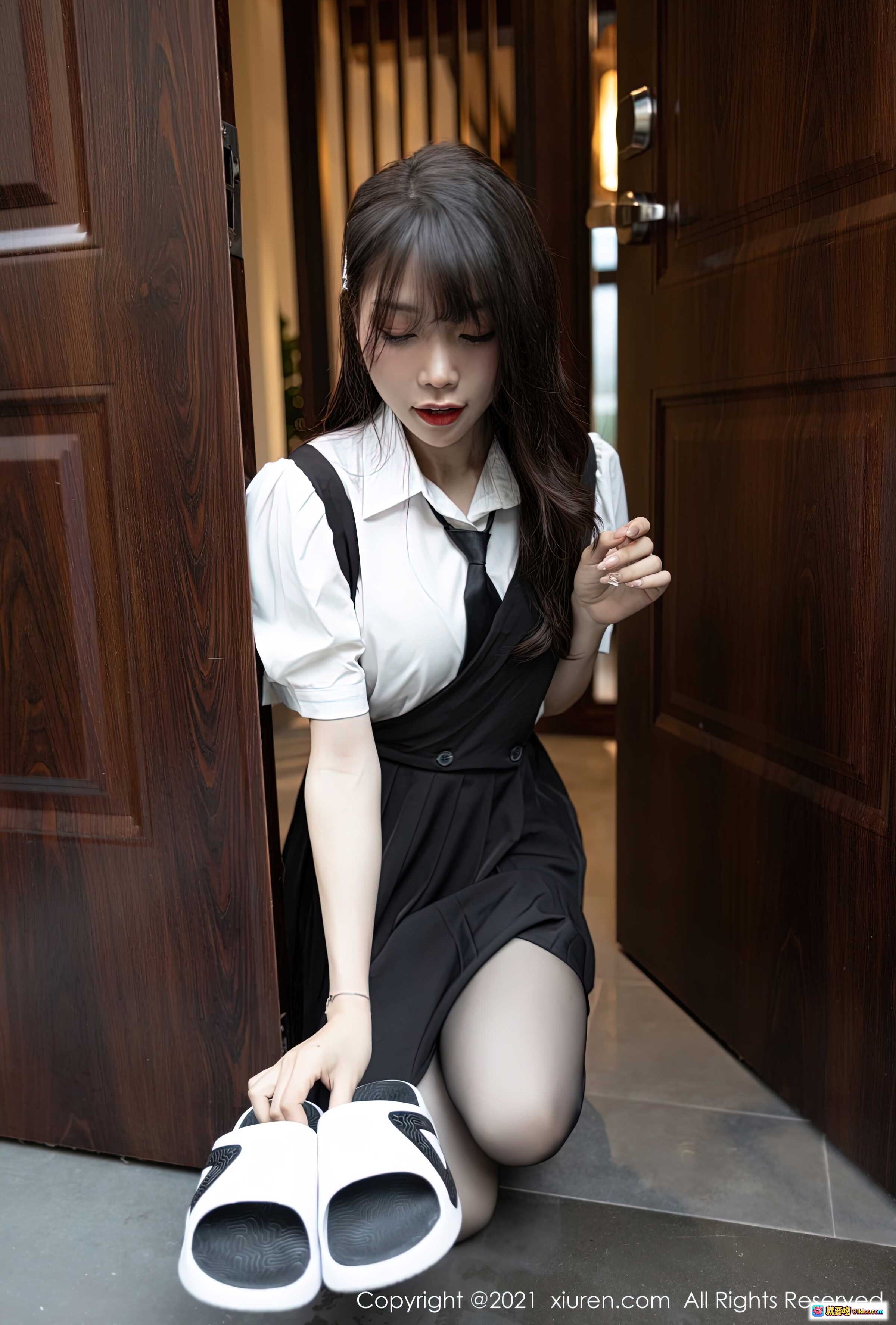 图片[4] - 芝芝Booty黑丝美腿制服少女门缝回眸性感写真 – XiuRen秀人网No.3643 - 就要吻